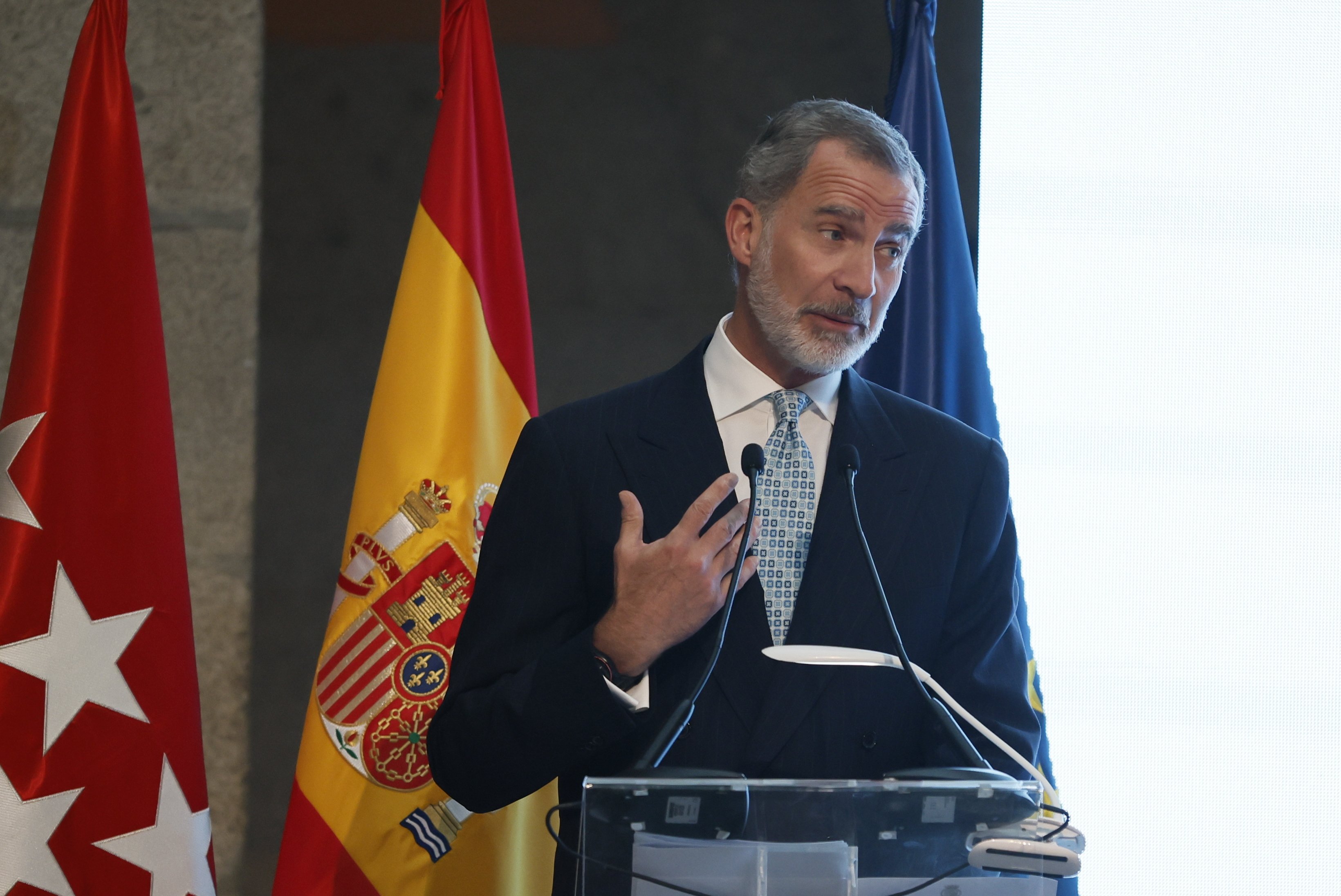 Ayuso le regala a Felipe VI una estatua que no se le parece en nada: todos alucinan