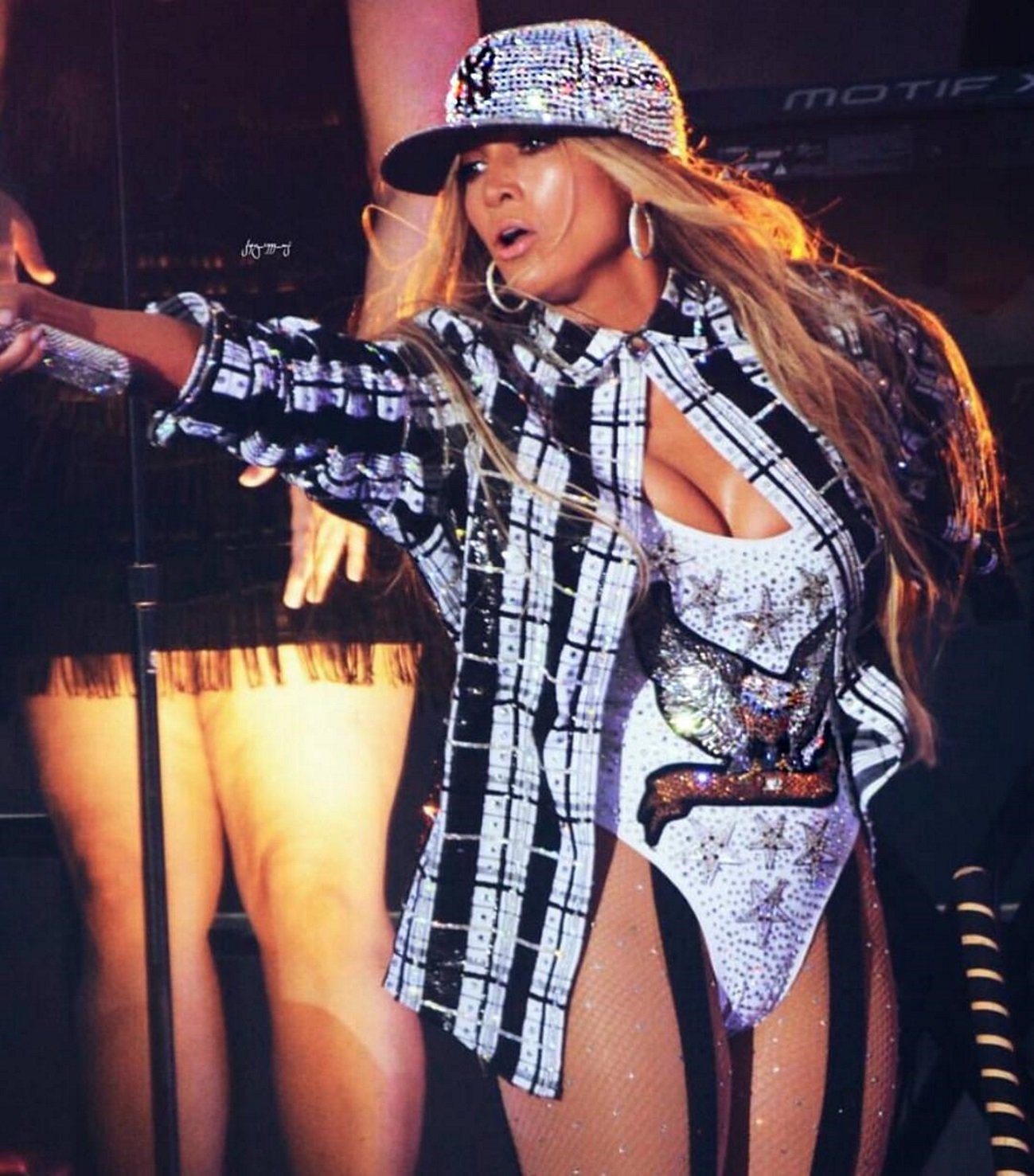 Jennifer Lopez revoluciona Nueva York cantando sin ropa interior
