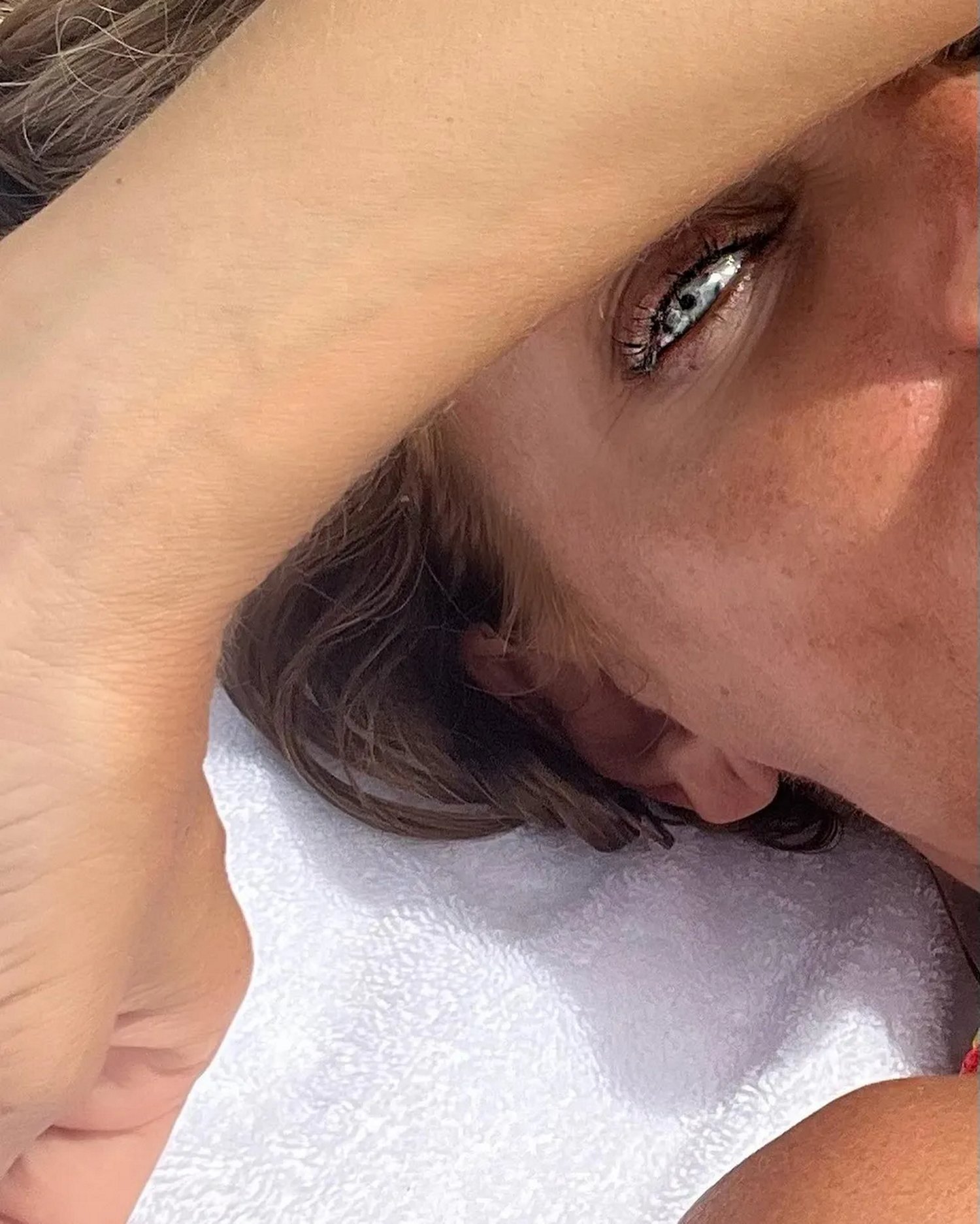 Esther Cañadas estrena bikini, radiante en Ibiza. Con su hija y sin novio