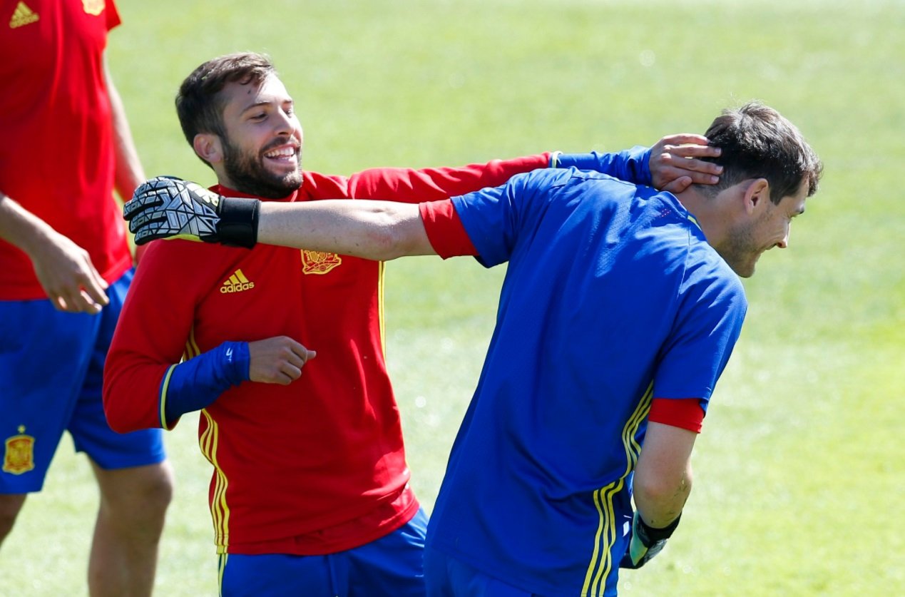 Iker Casillas es burla de l'anglès de Jordi Alba