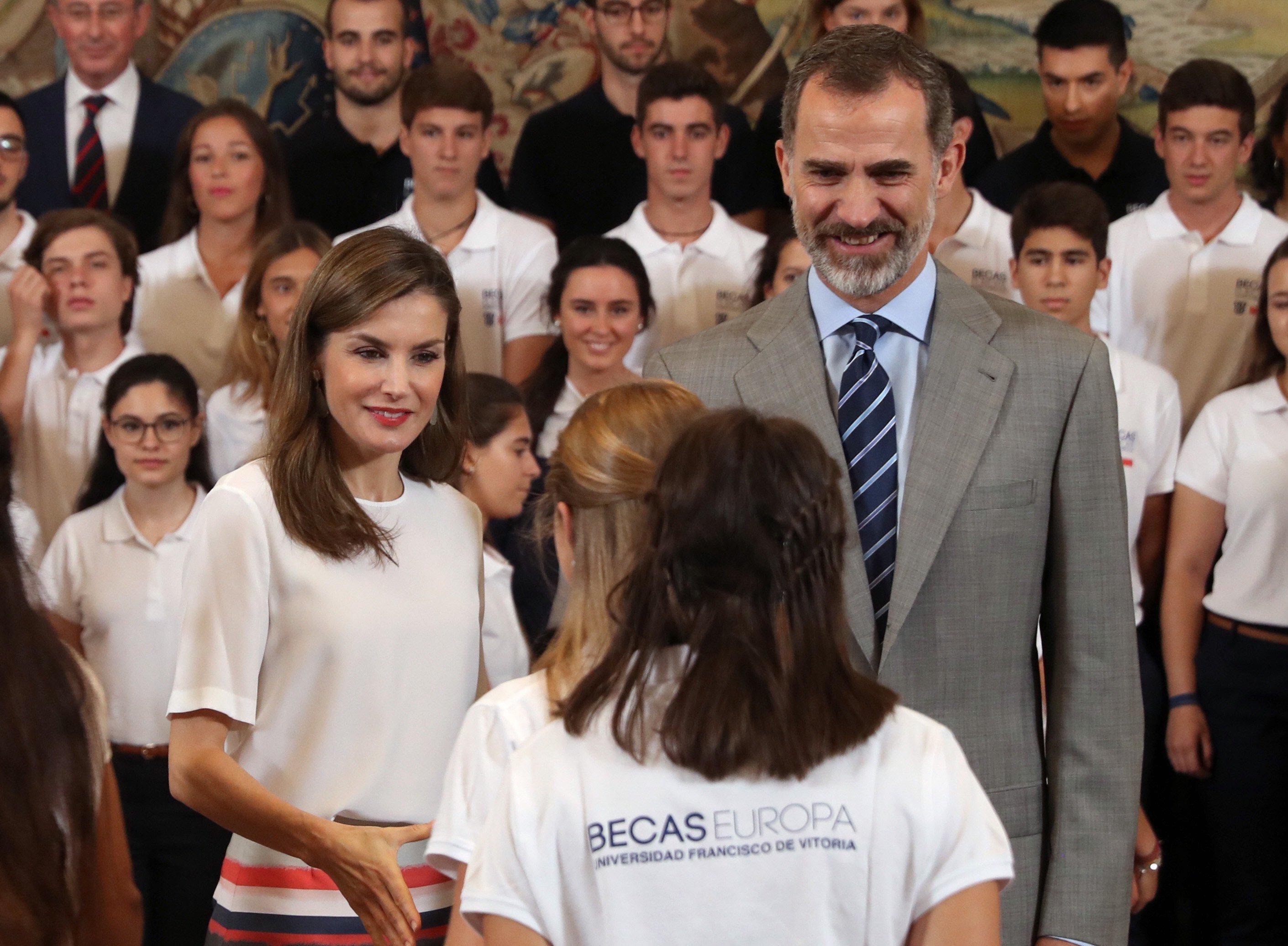 La reina Letícia y Felipe VI conversan con universitarios