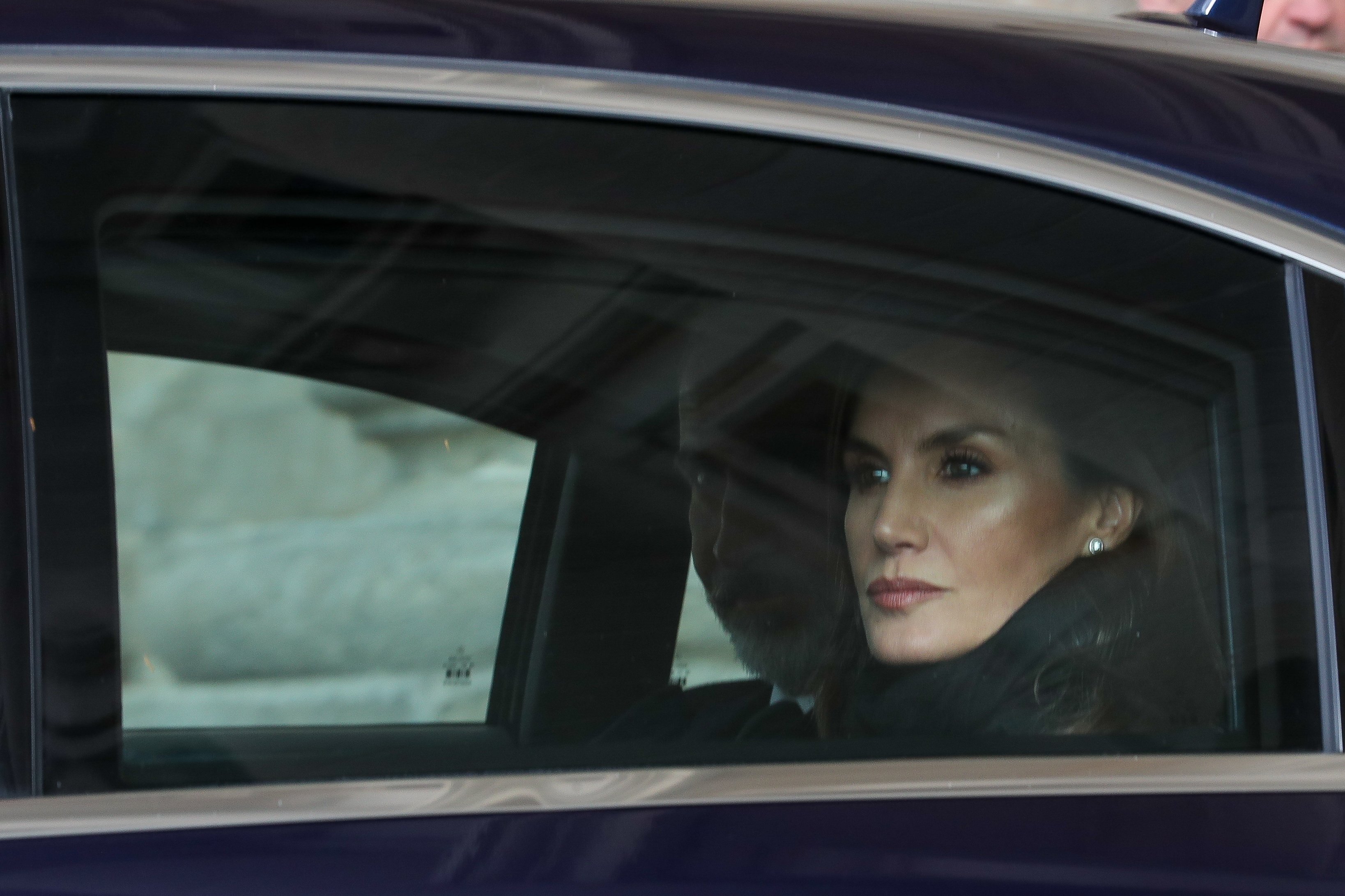 Esperpento, Letizia conduciendo bebida por la A6 en un Mercedes tintado