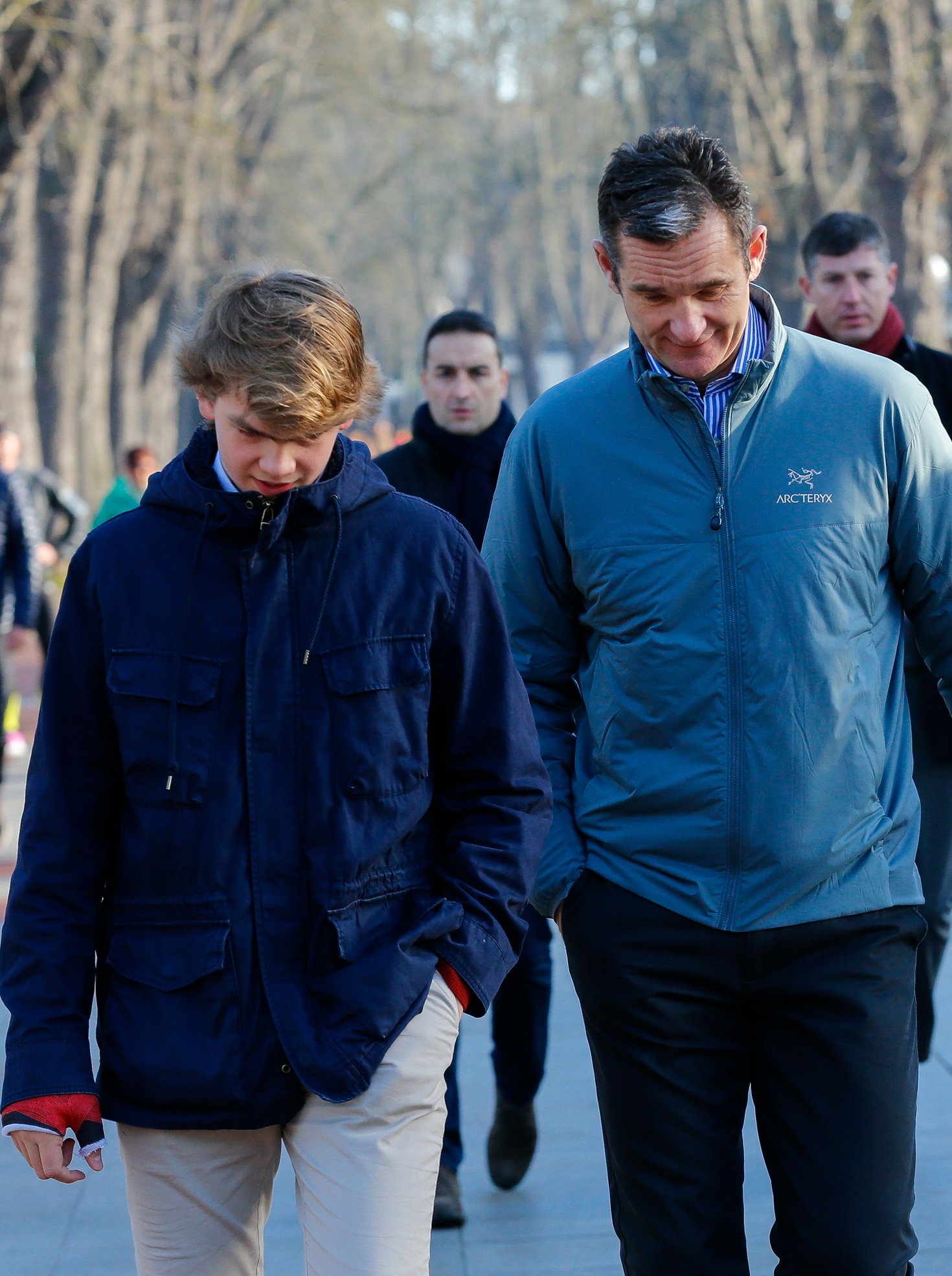 Miguel Urdangarin a la platja sense samarreta amb el pare Iñaki i el germà Pablo