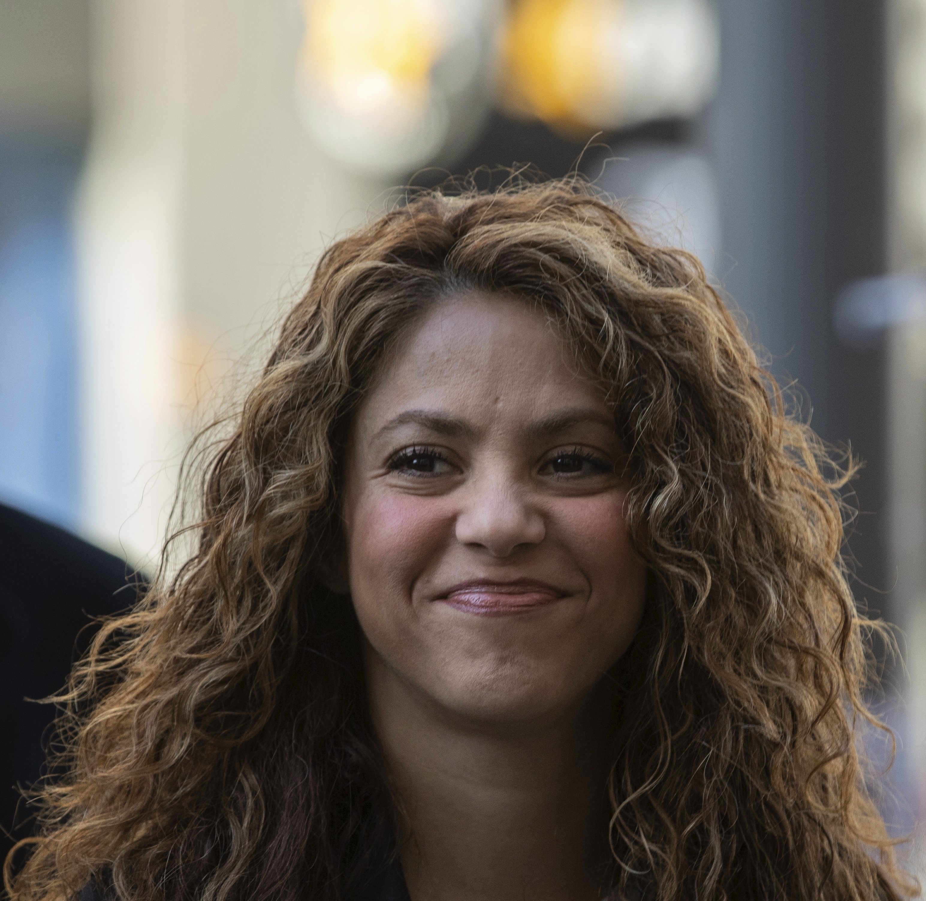 Shakira oblida Gerard Piqué amb un guapo monitor de surf. La imatge del moment