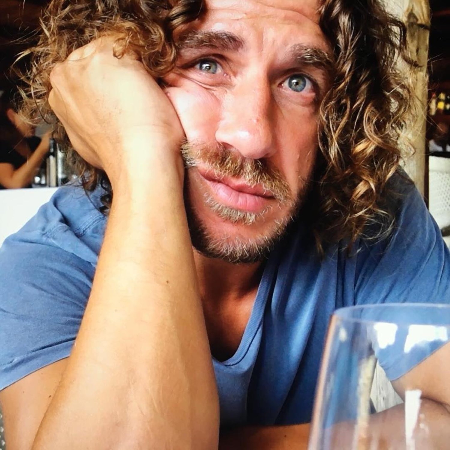 Carles Puyol sorprèn i es passa al món immobiliari