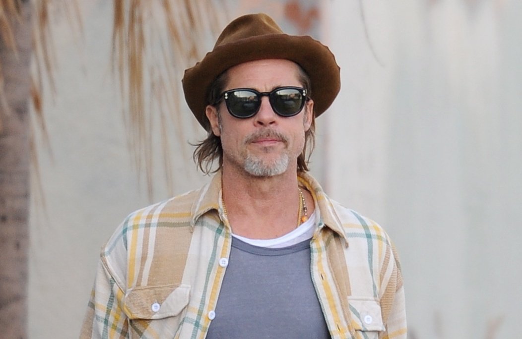 Brad Pitt sorprende vestido con una falda