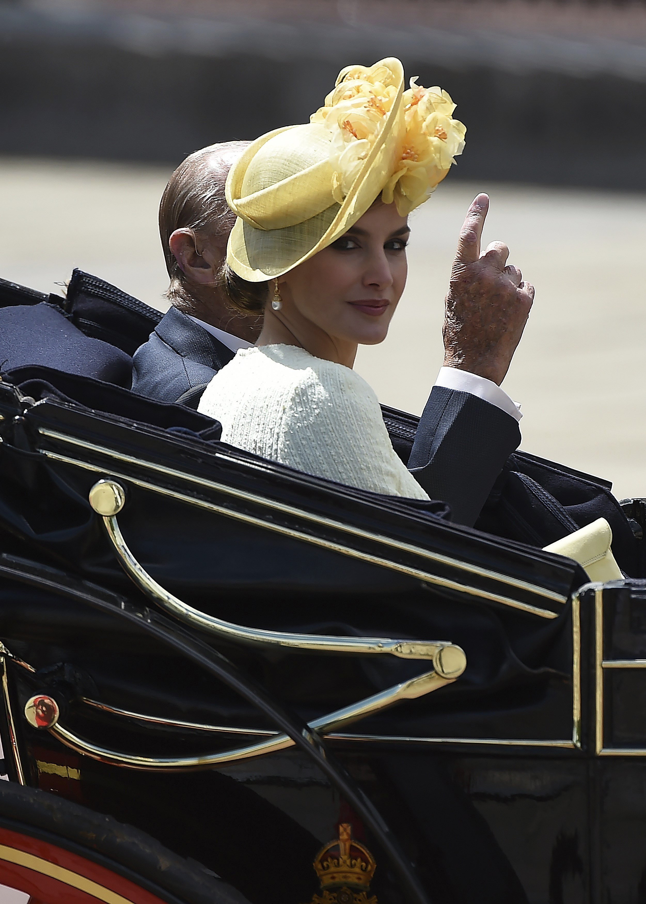 Letizia sorprende de amarillo y con tocado en Londres