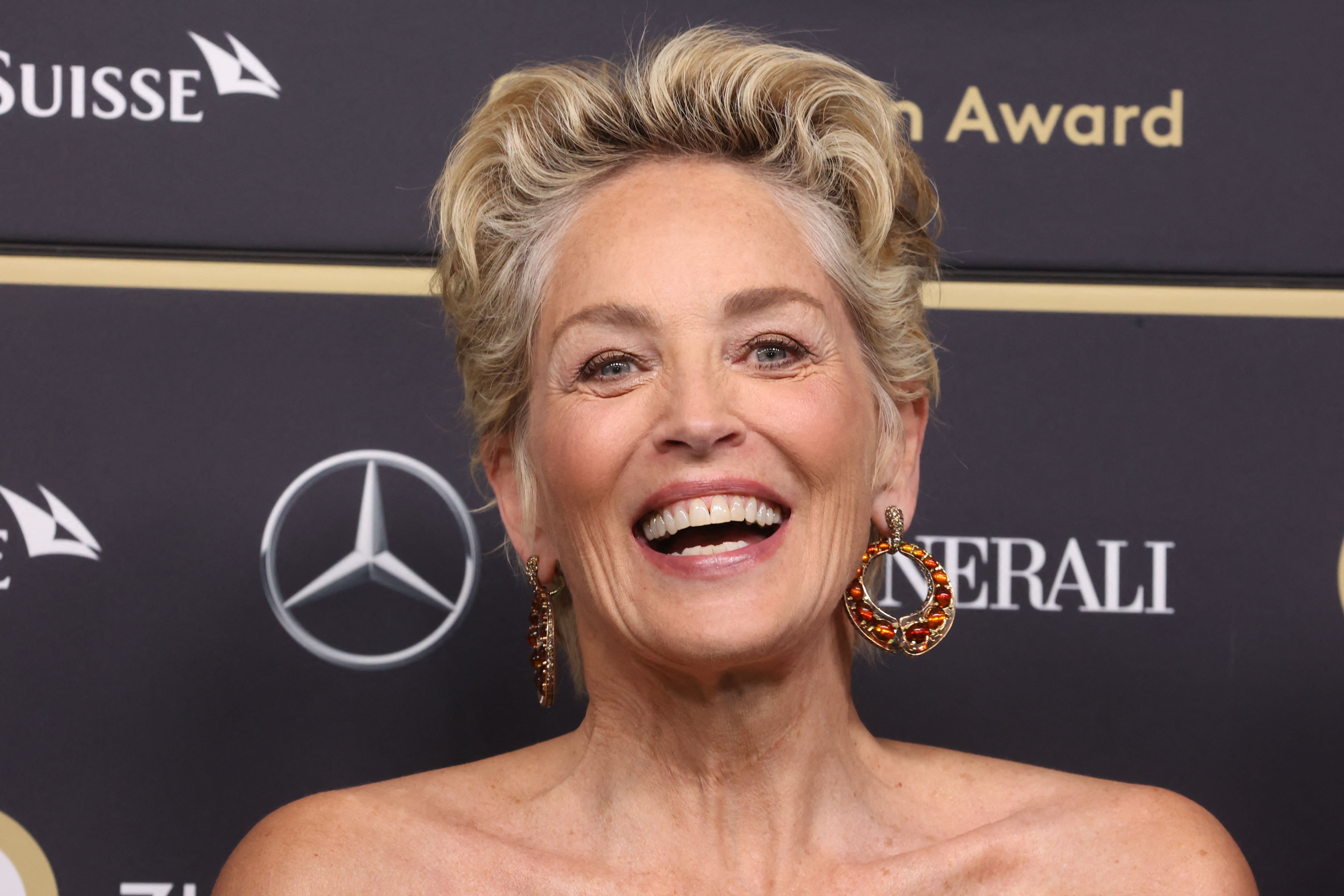 Sharon Stone levanta pasiones a los 64 años con una foto sin el sujetador del bikini