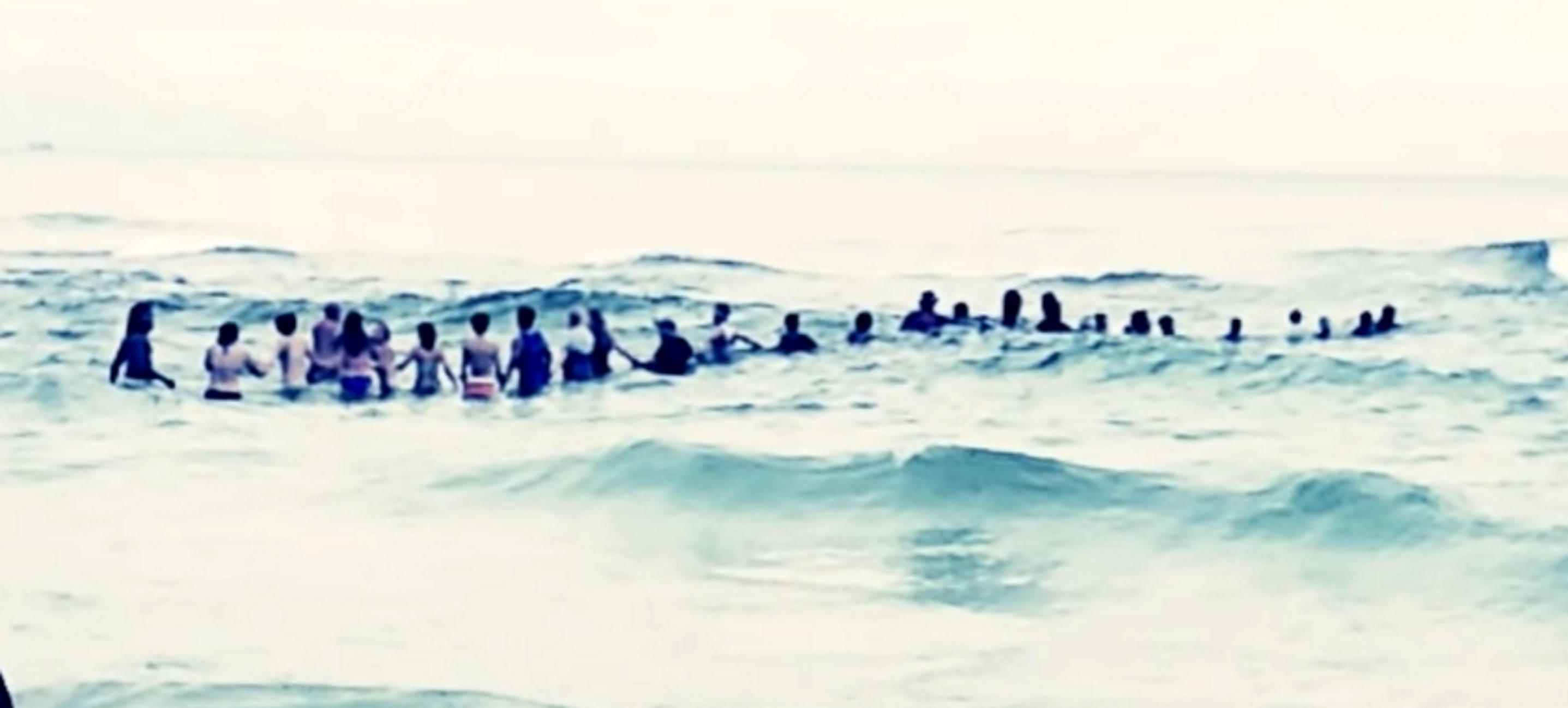 Una cadena humana de 80 personas salva la vida de una familia que se ahogaba