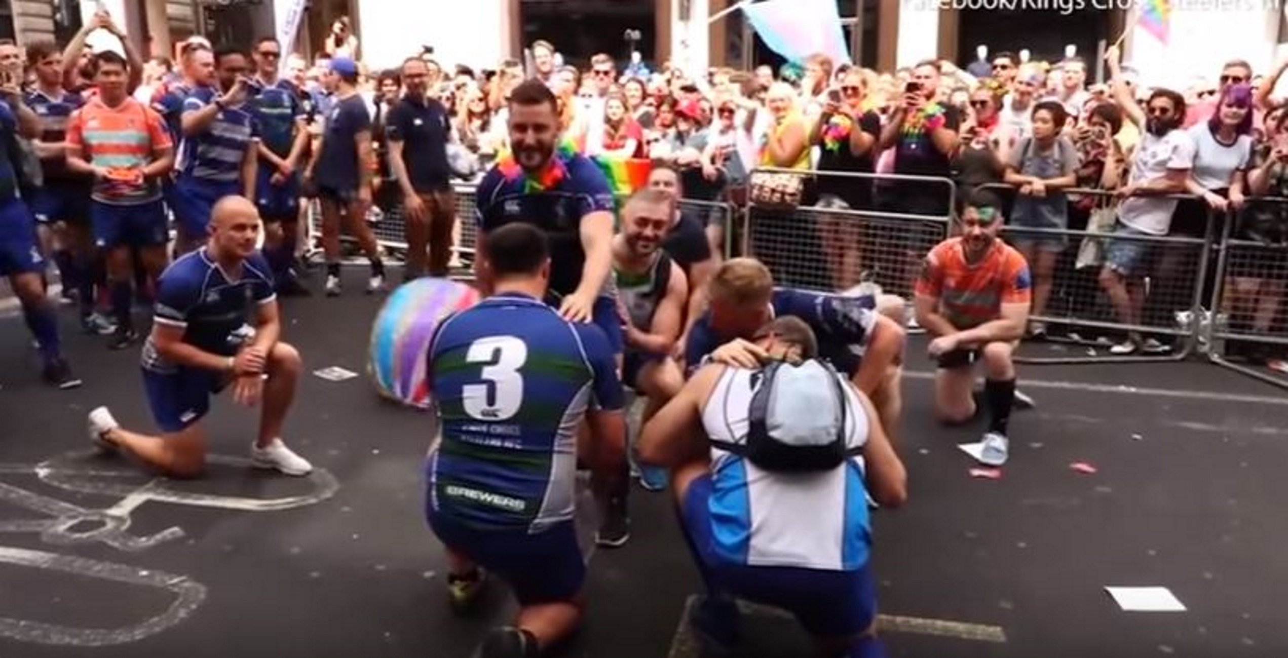 Un jugador de rugby pide matrimonio a su novio con la ayuda de todo el equipo