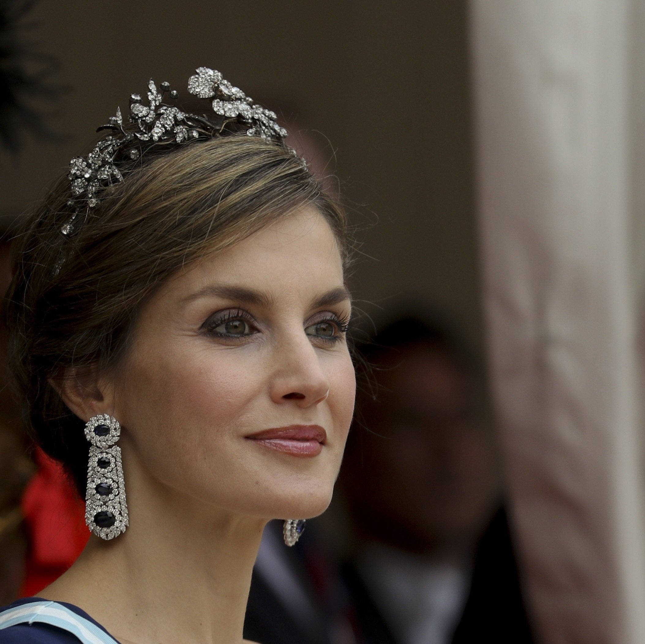 La reina Letícia es vesteix de diamants i safirs a Londres