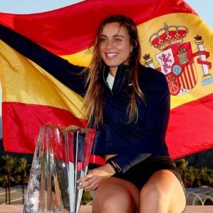 Paula Badosa con la bandera de España