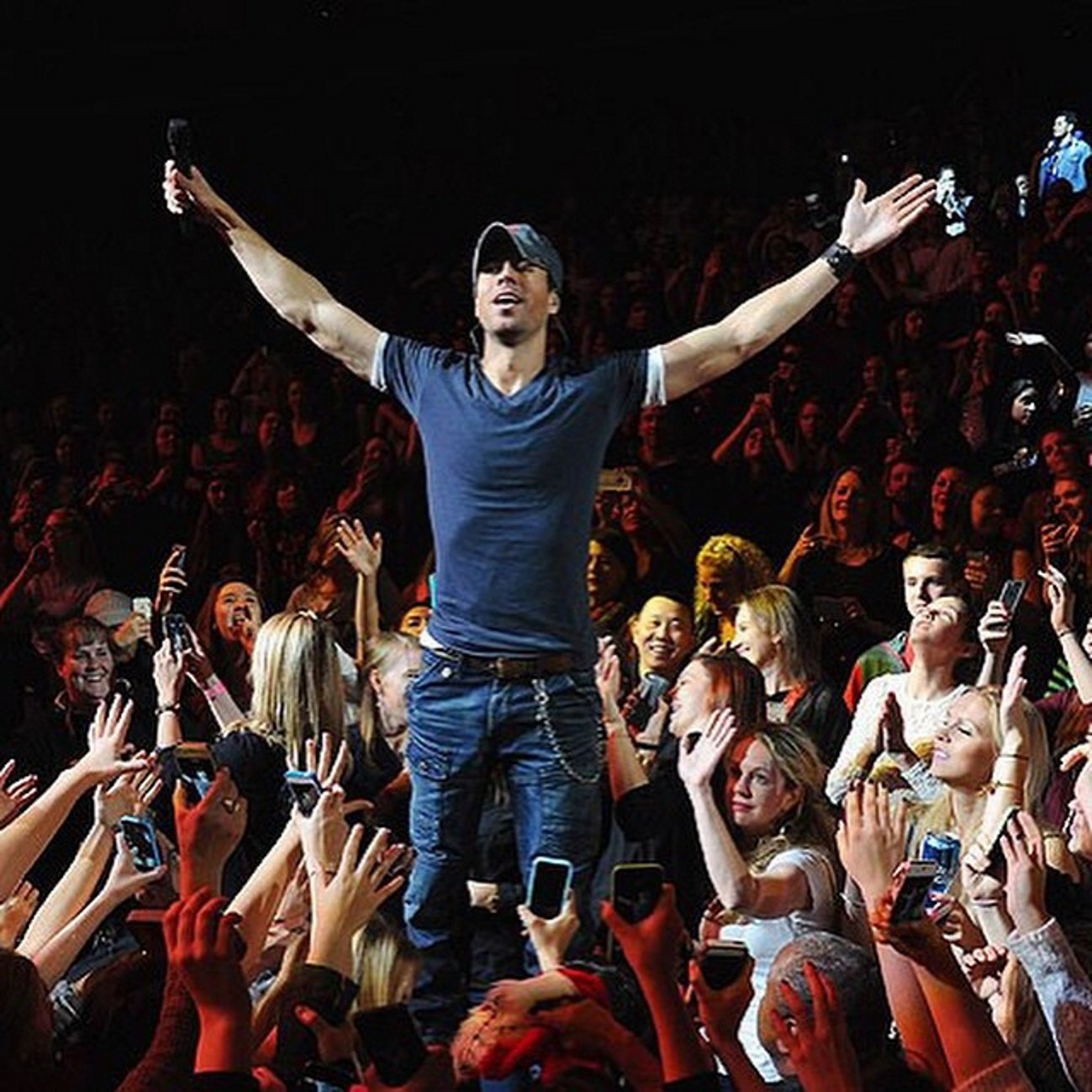 Un ridícul concert d’Enrique Iglesias fa esclatar els seus fans contra ell
