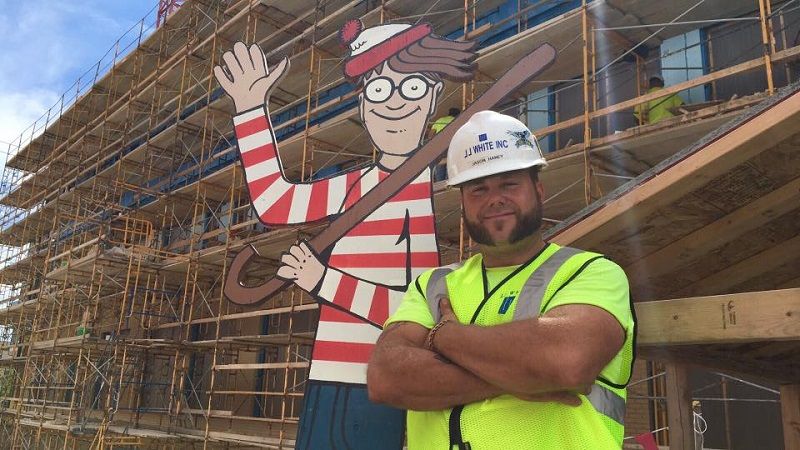 Un obrero y Wally hacen felices a unos niños de un hospital