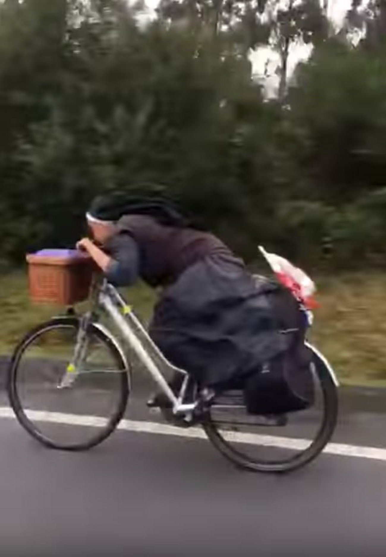 'Sor bicicleta', la monja que podría ganar el Tour revoluciona la red