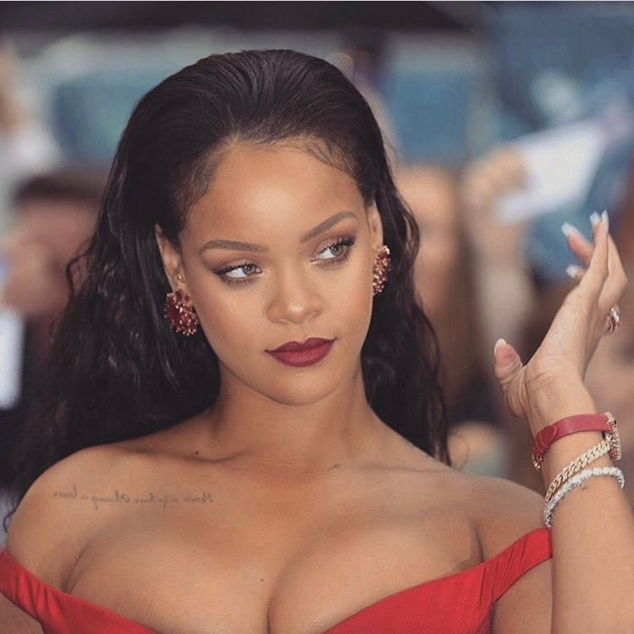“¿Esa mujer es Rihanna?”. Foto en el aeropuerto de Nueva York. “El Photoshop hace milagros”