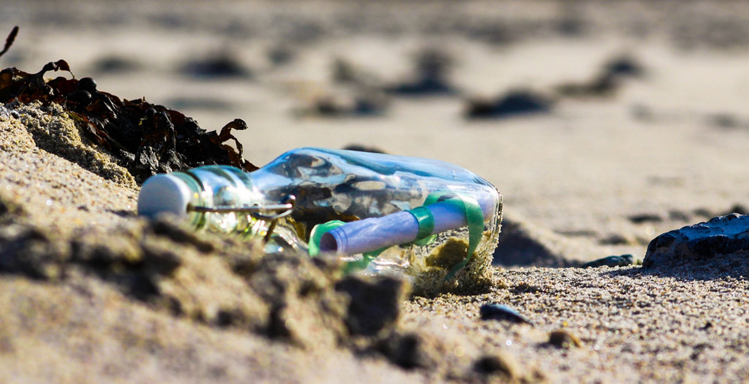 Lanza botellas con mensajes de amor al mar y le responden con una denuncia