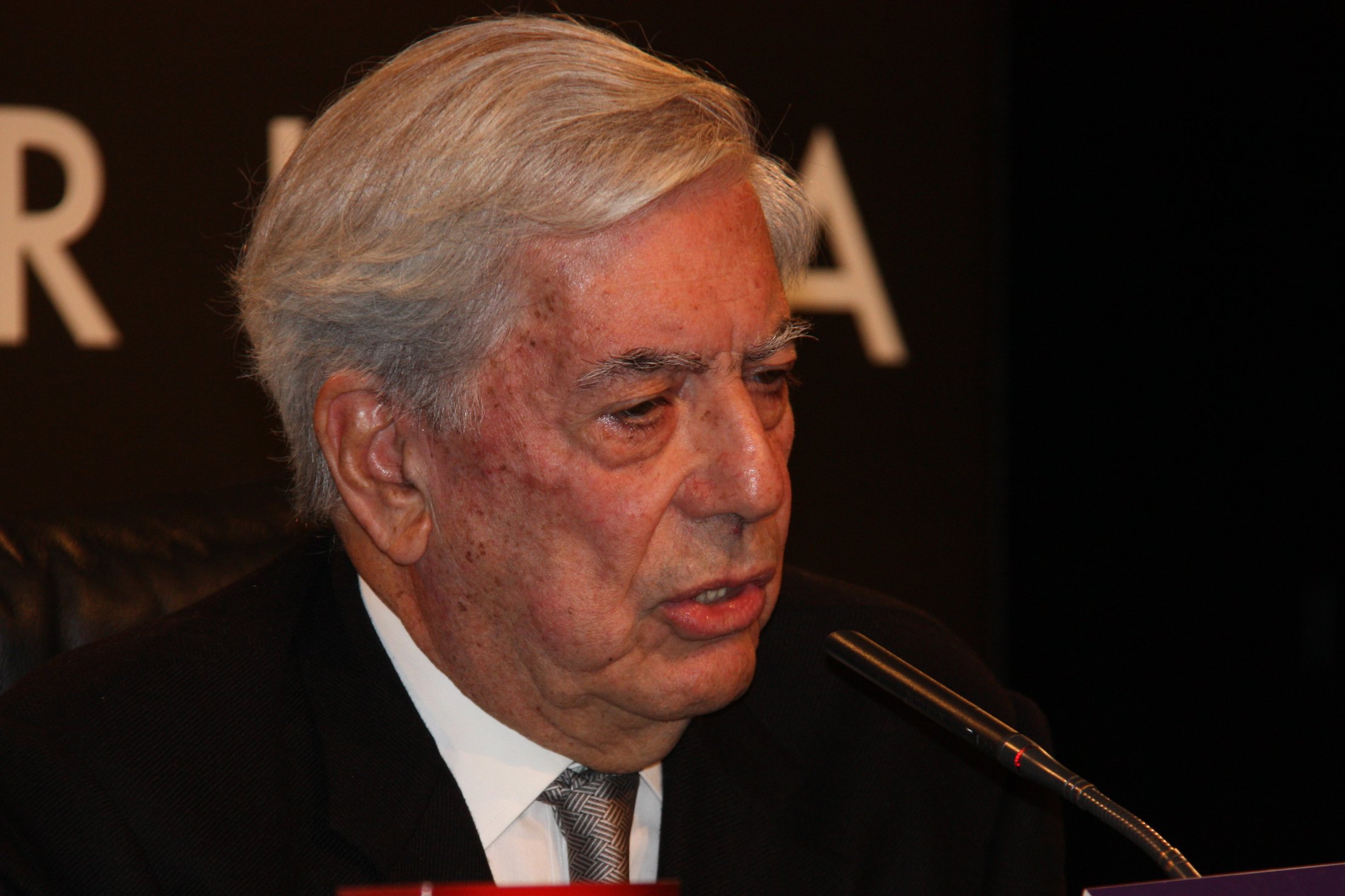 TVE y SCC convierten a Vargas Llosa en Premio Nobel de la Paz