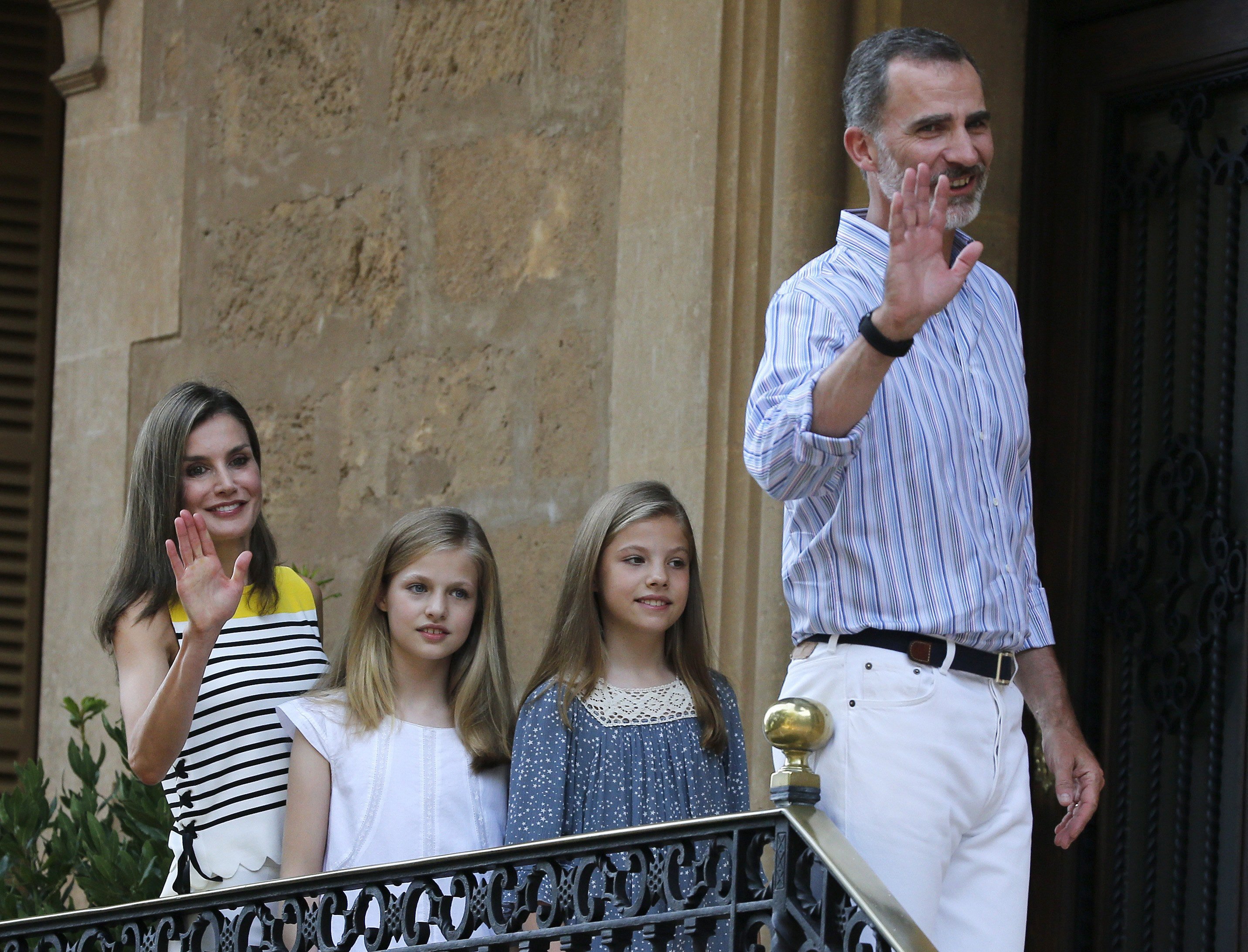 Letícia, Felip i les nenes: de vacances en un destí secret