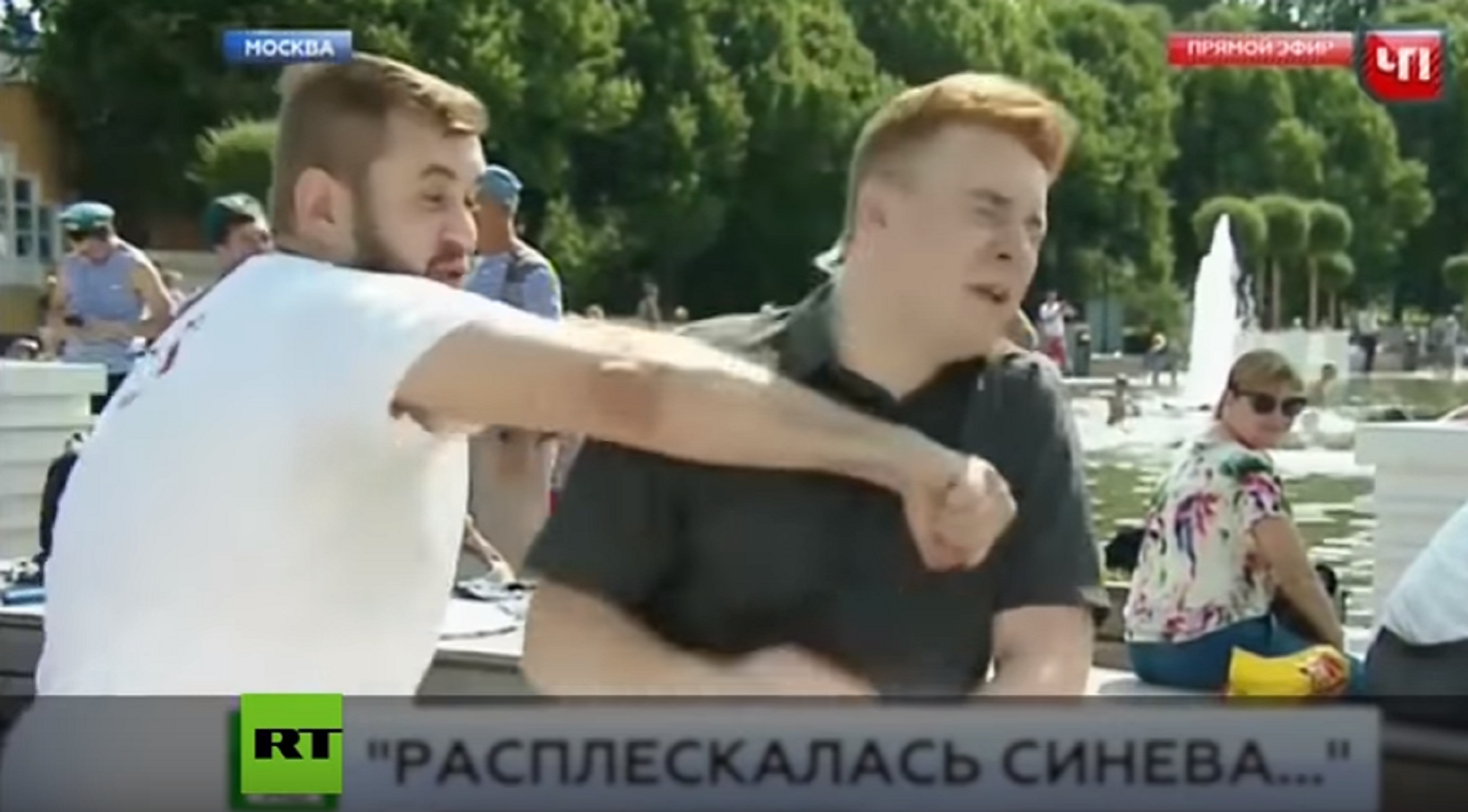La brutal agressió a un reporter rus en directe