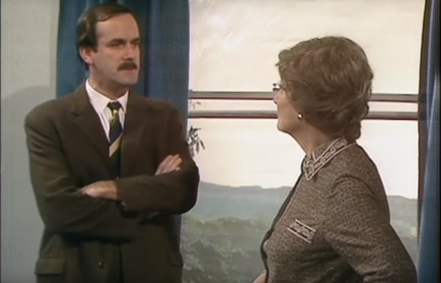 Basil de Hotel Fawlty tiene problemas en su hotel de Ibiza