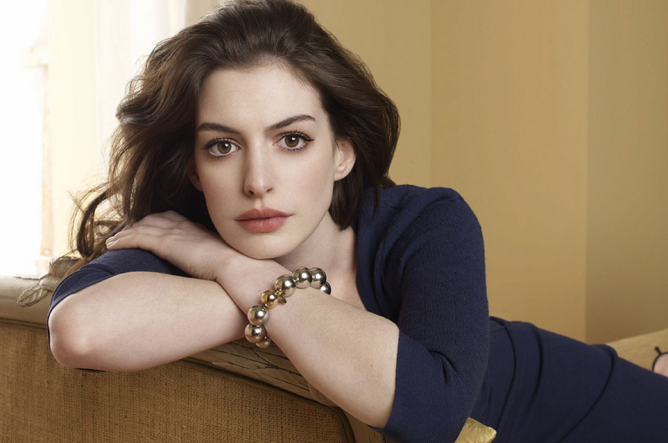 Anne Hathaway no té por de respondre a qui es fica amb ella
