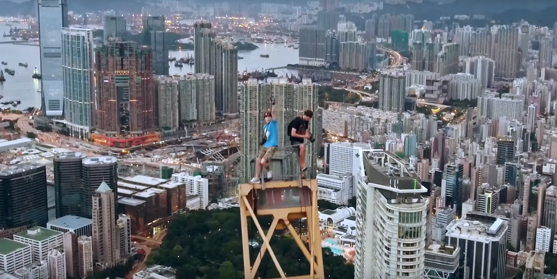 Escalen sense protecció un gratacel de Hong Kong
