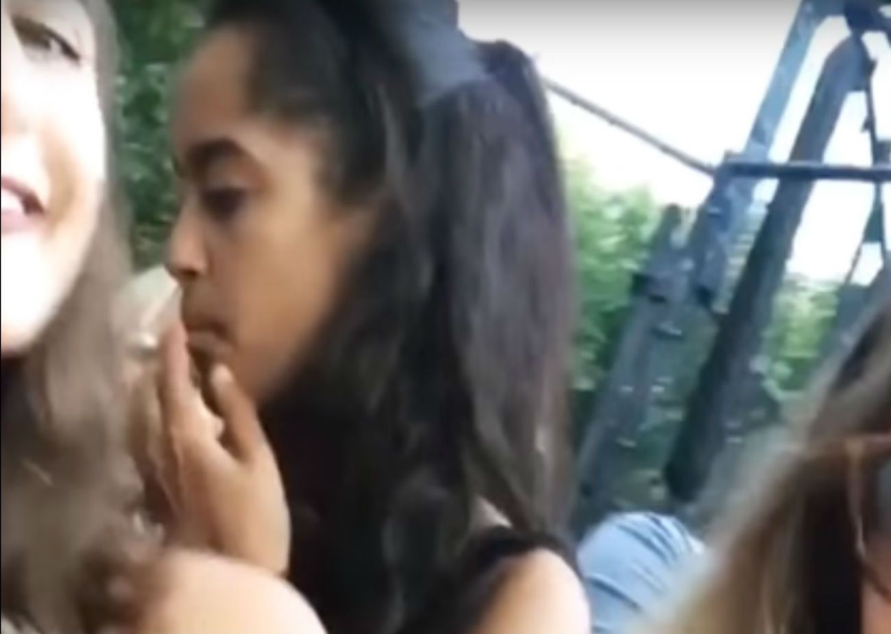 Polémica por una imagen de la hija de Obama fumando un supuesto porro