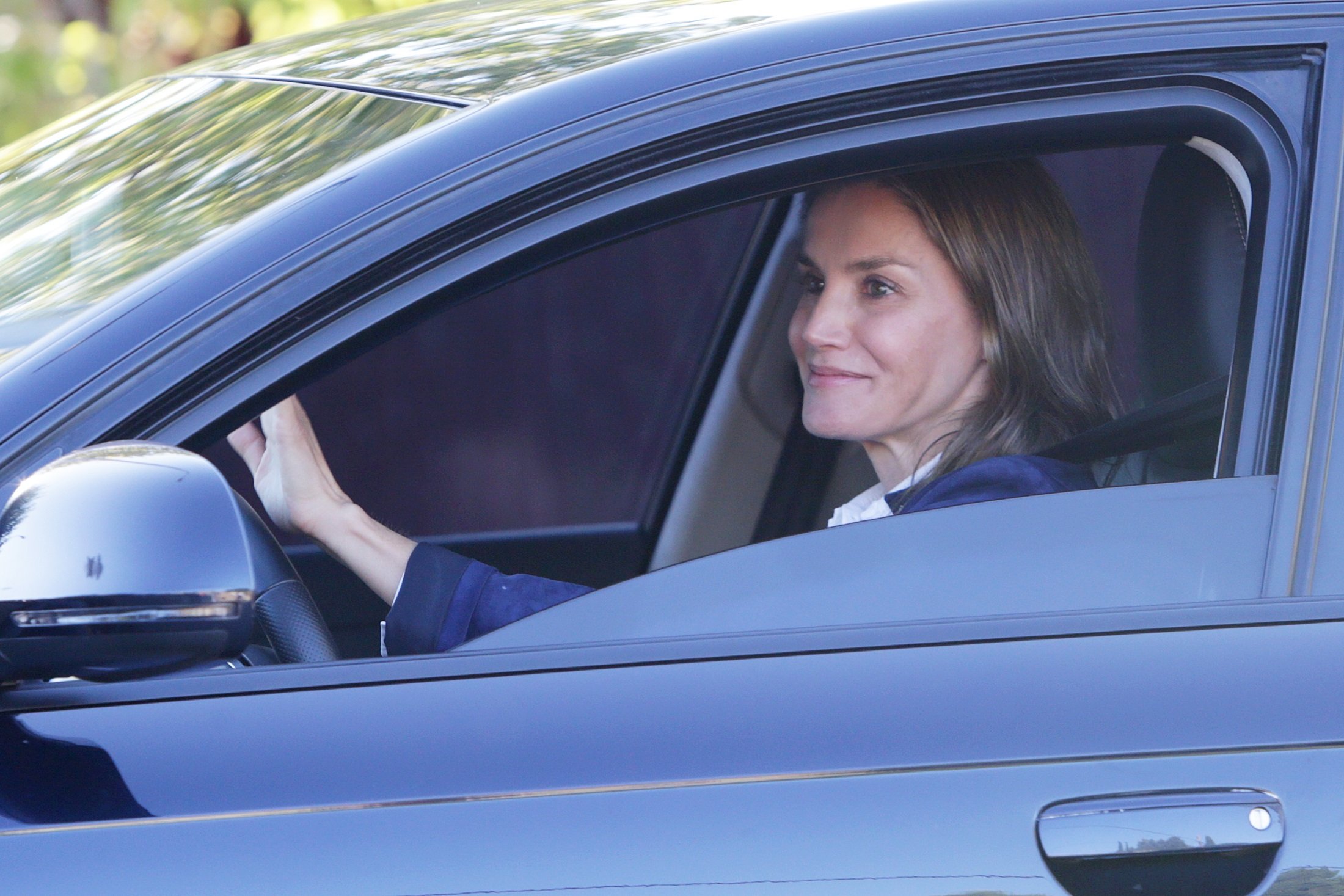 Letizia esconde a Leonor y Sofía en su primer día de colegio