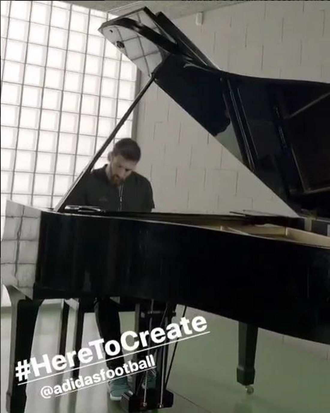 El sorprenent vídeo de Messi tocant el piano que fa la volta al món