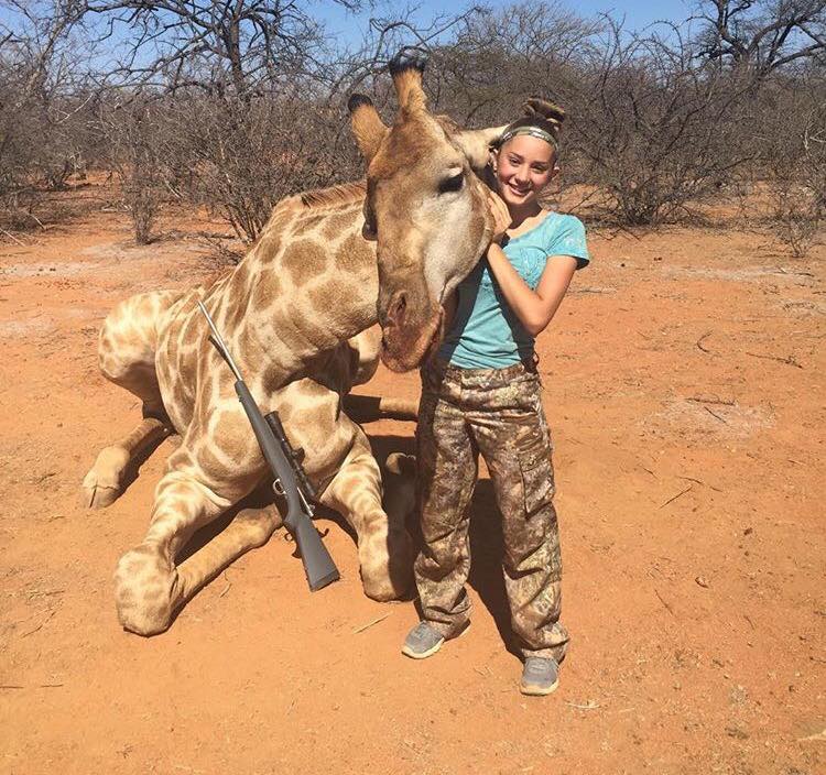 Una niña de 12 años caza una jirafa y lo cuelga a Internet