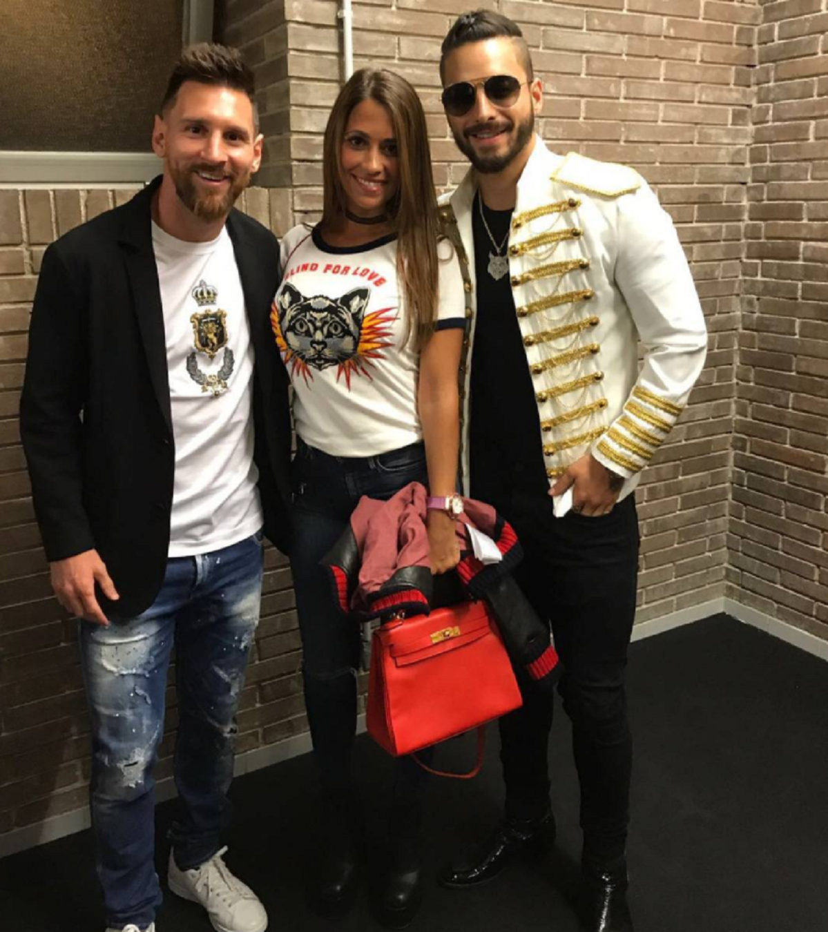 Maluma reúne Shakira, Messi y Suárez en su concierto