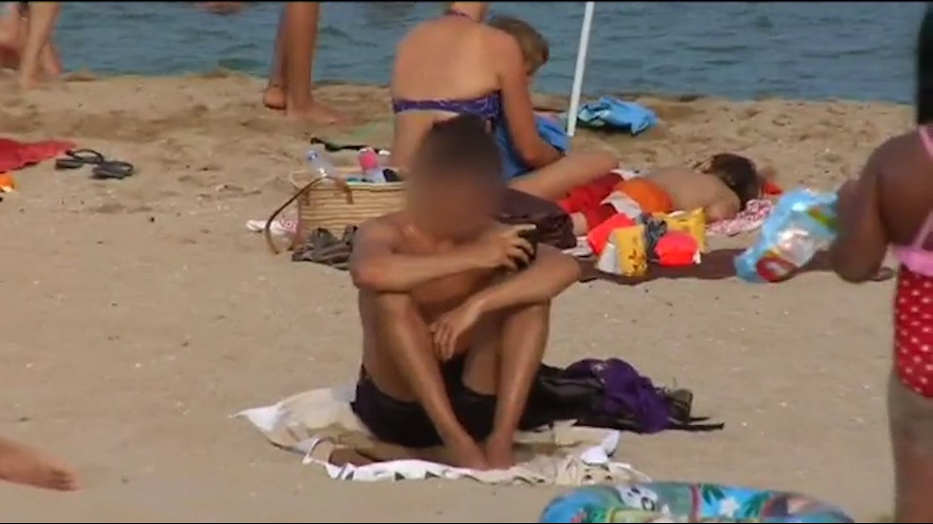 Vídeo: Què podem fer si un voyeur ens fotografia a la platja?