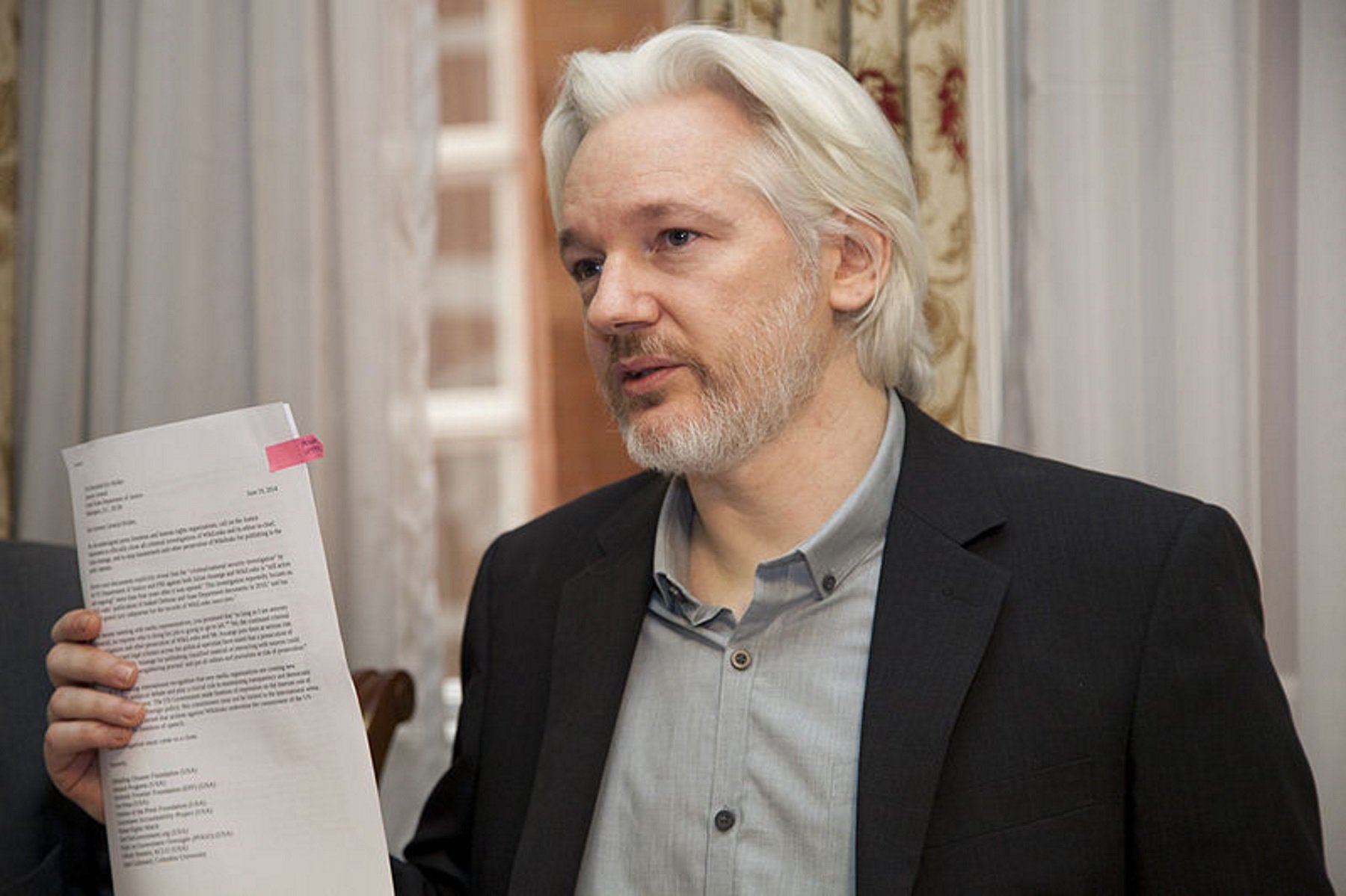 Julian Assange confunde 'El Mundo Today' con 'El Mundo' y se traga una broma