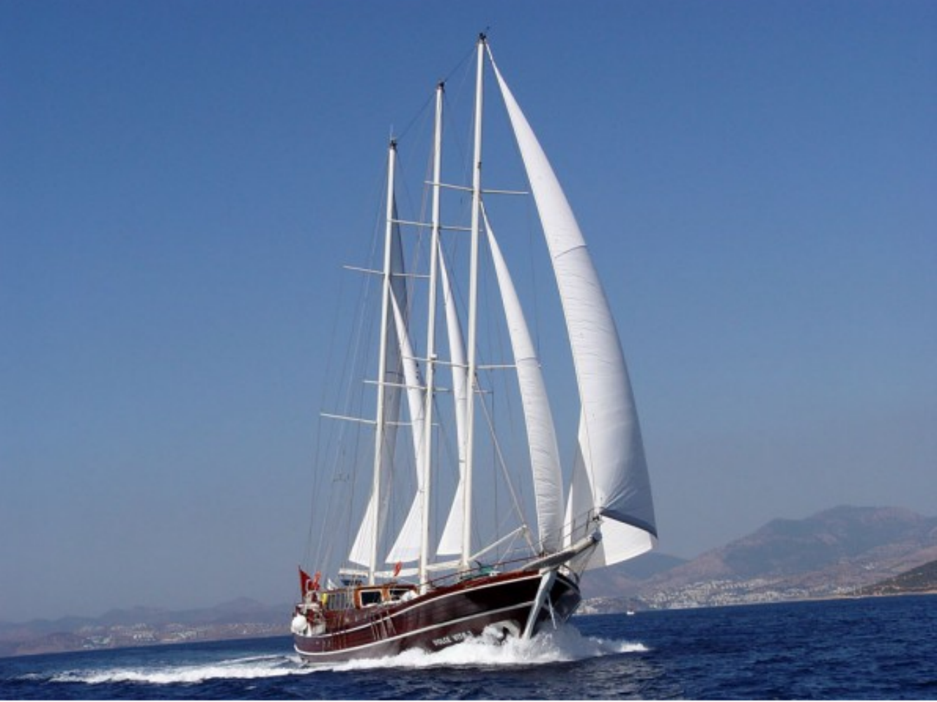 Felipe VI "adapta" sus vacaciones en un velero de lujo en Croacia