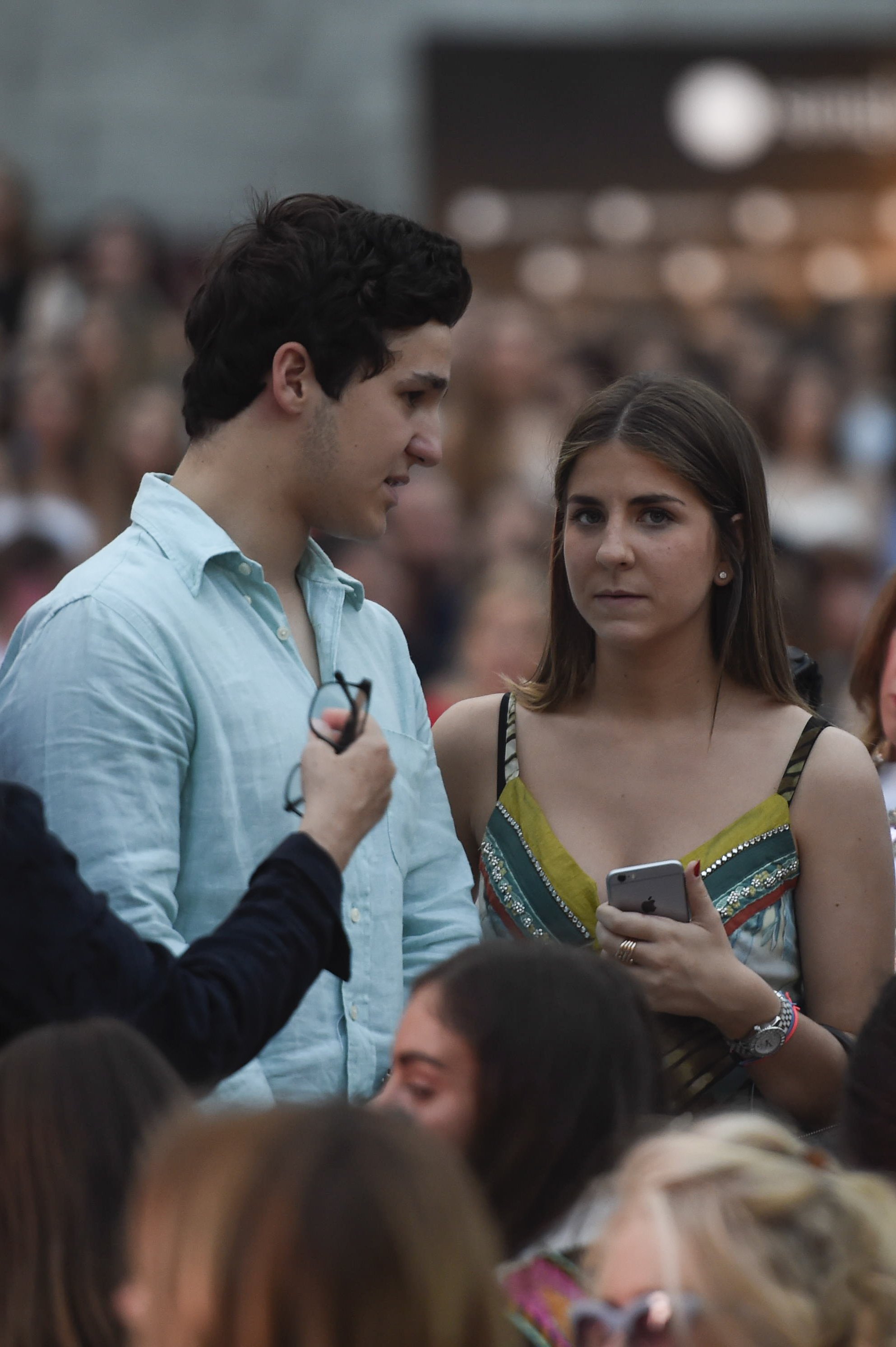 Froilán y su novia gritan e insultan a varios fotógrafos