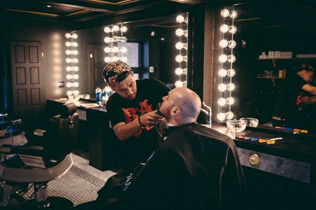 Un barbero canadiense que cobra casi 700€ por cada afeitado