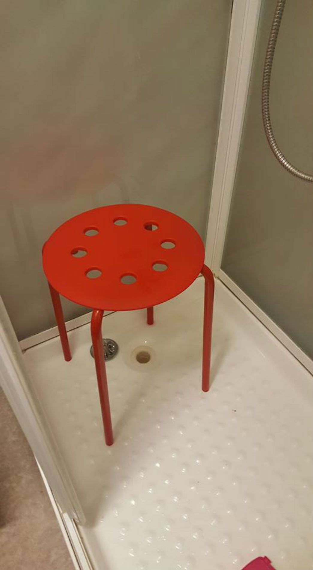 Un noruego se engancha un testículo con una silla de Ikea