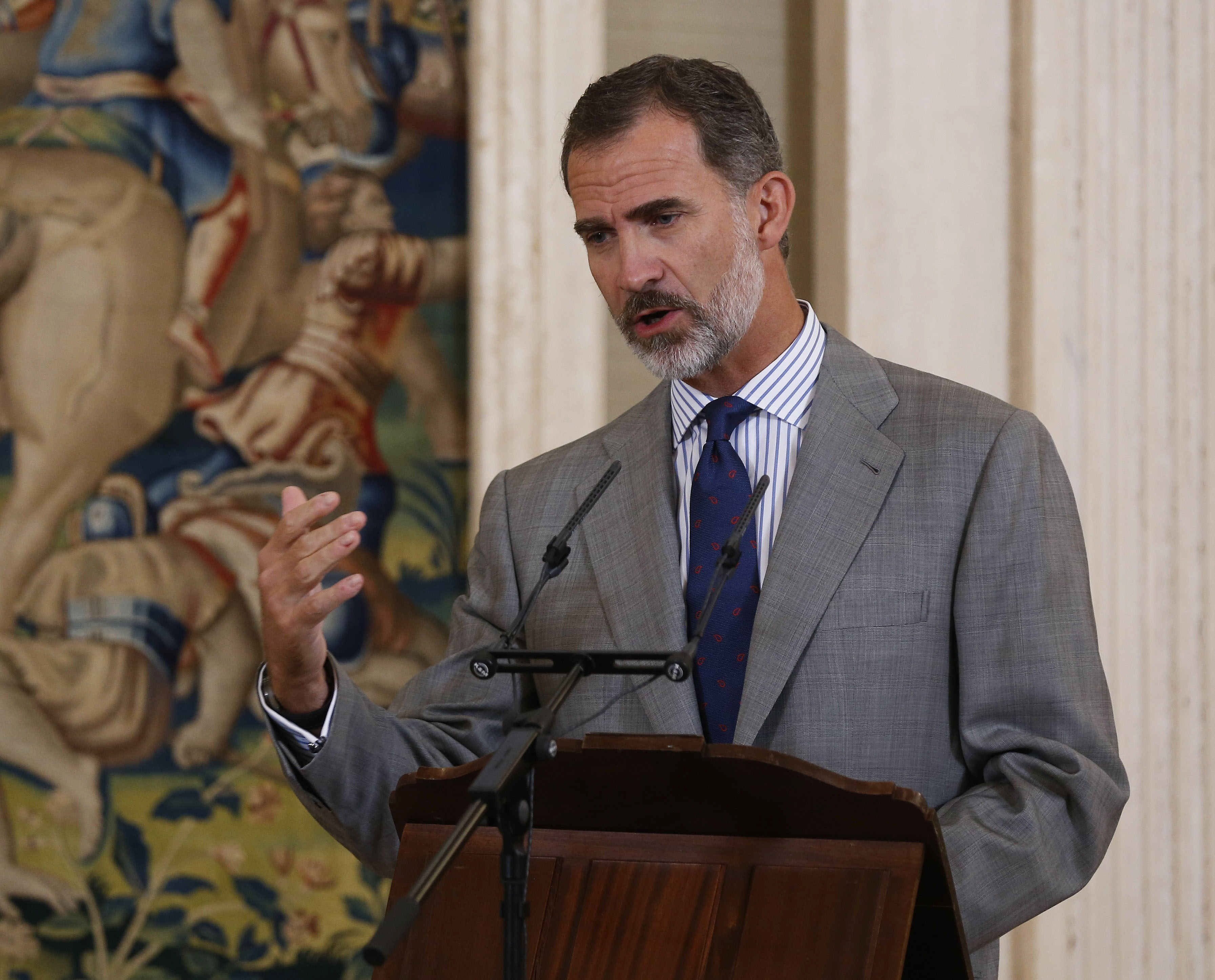 Felipe VI llega a los 50 años y da un paso al lado