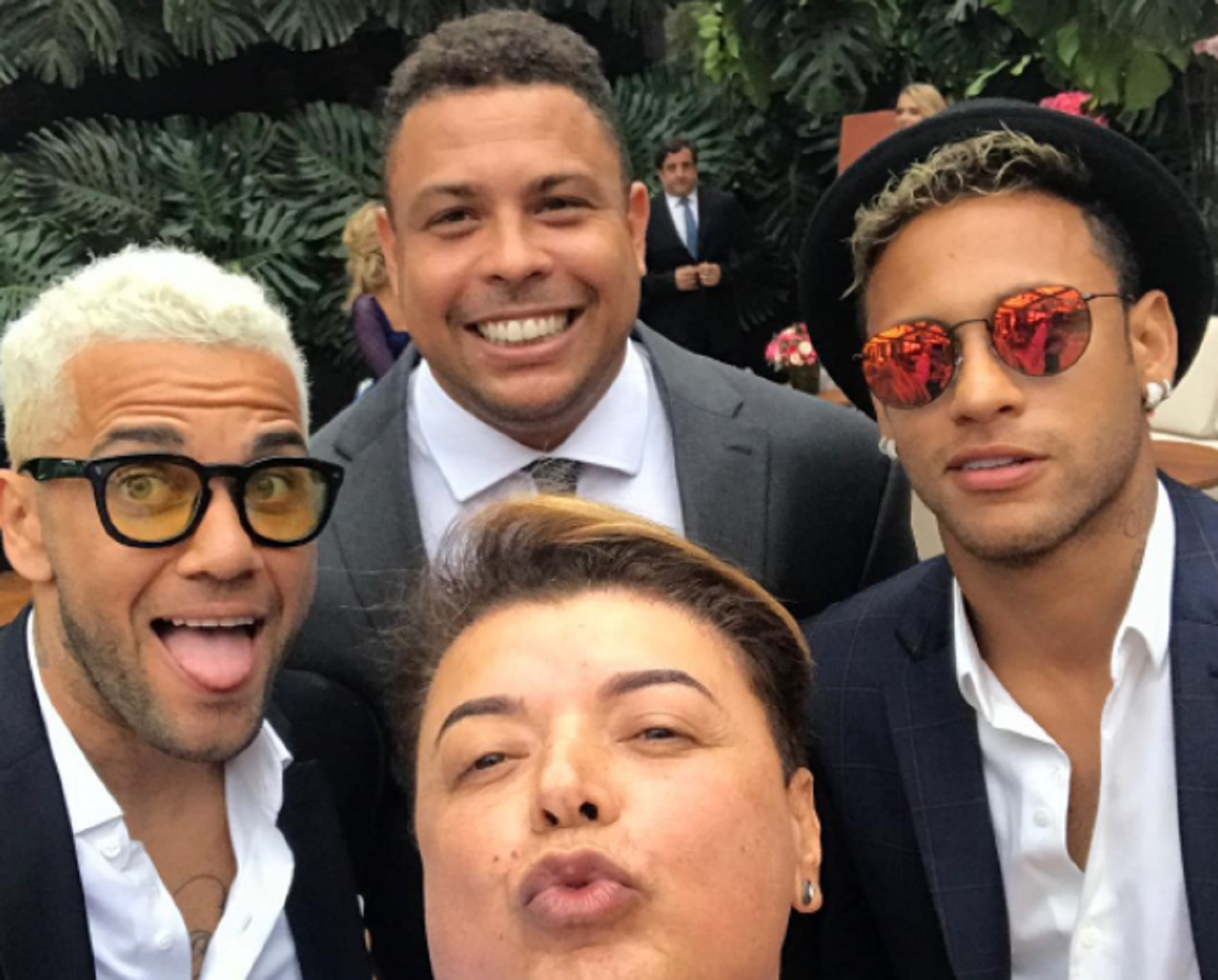 Neymar le roba un 'pico' a su ex en una boda