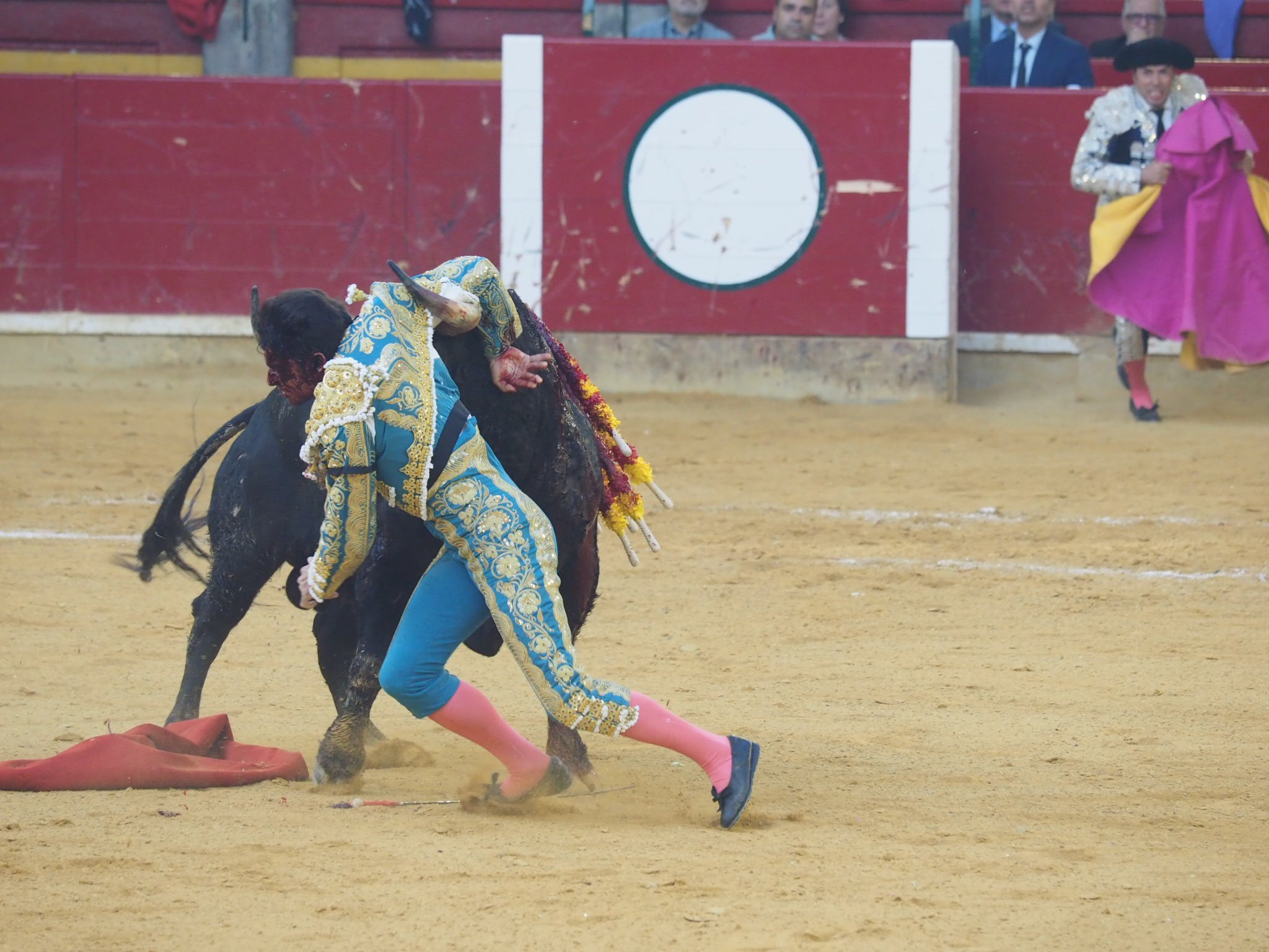 La xarxa explota i tracta Cayetano d'assassí per matar el toro que el va ferir