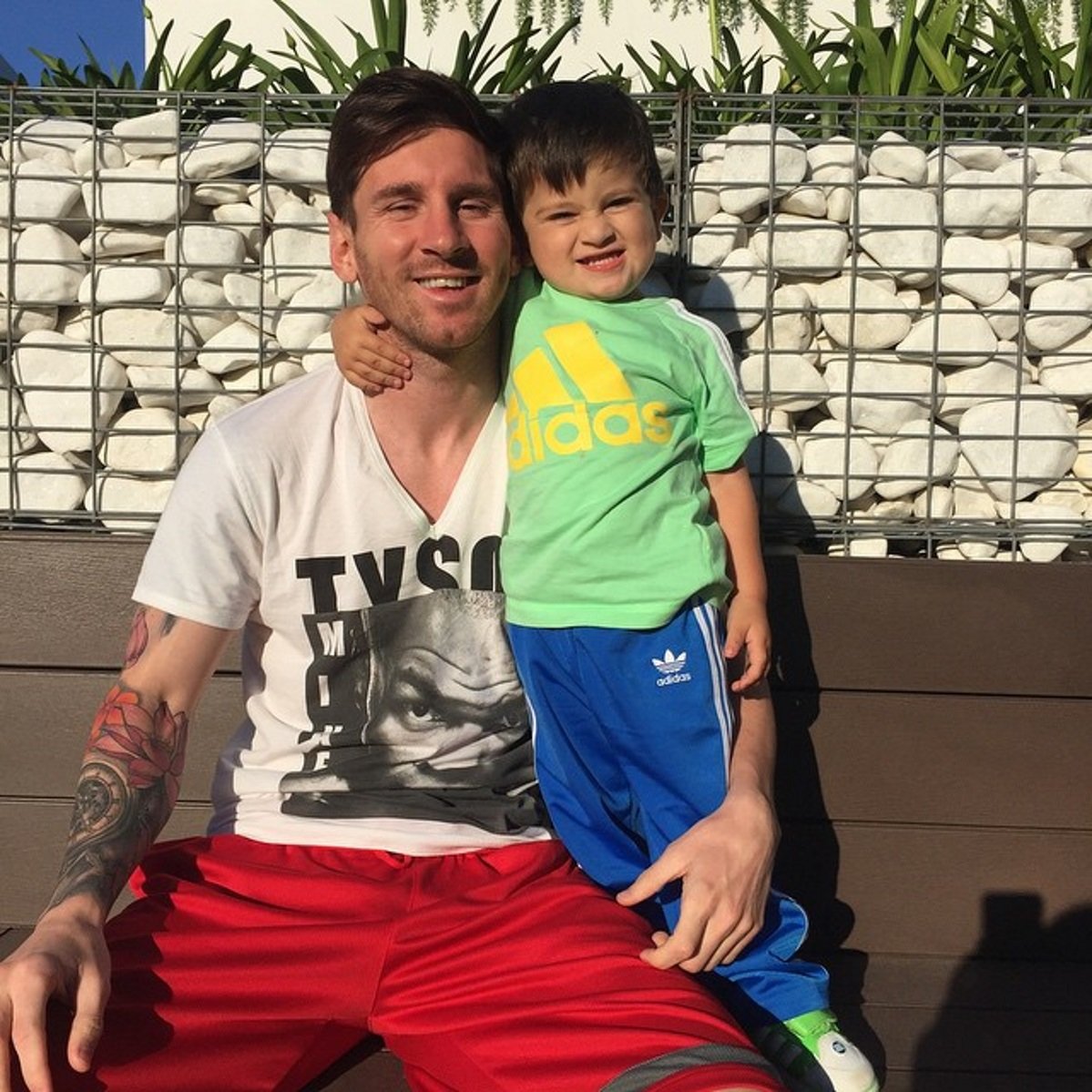 El contorsionismo del hijo de Messi para evitar las fotografías