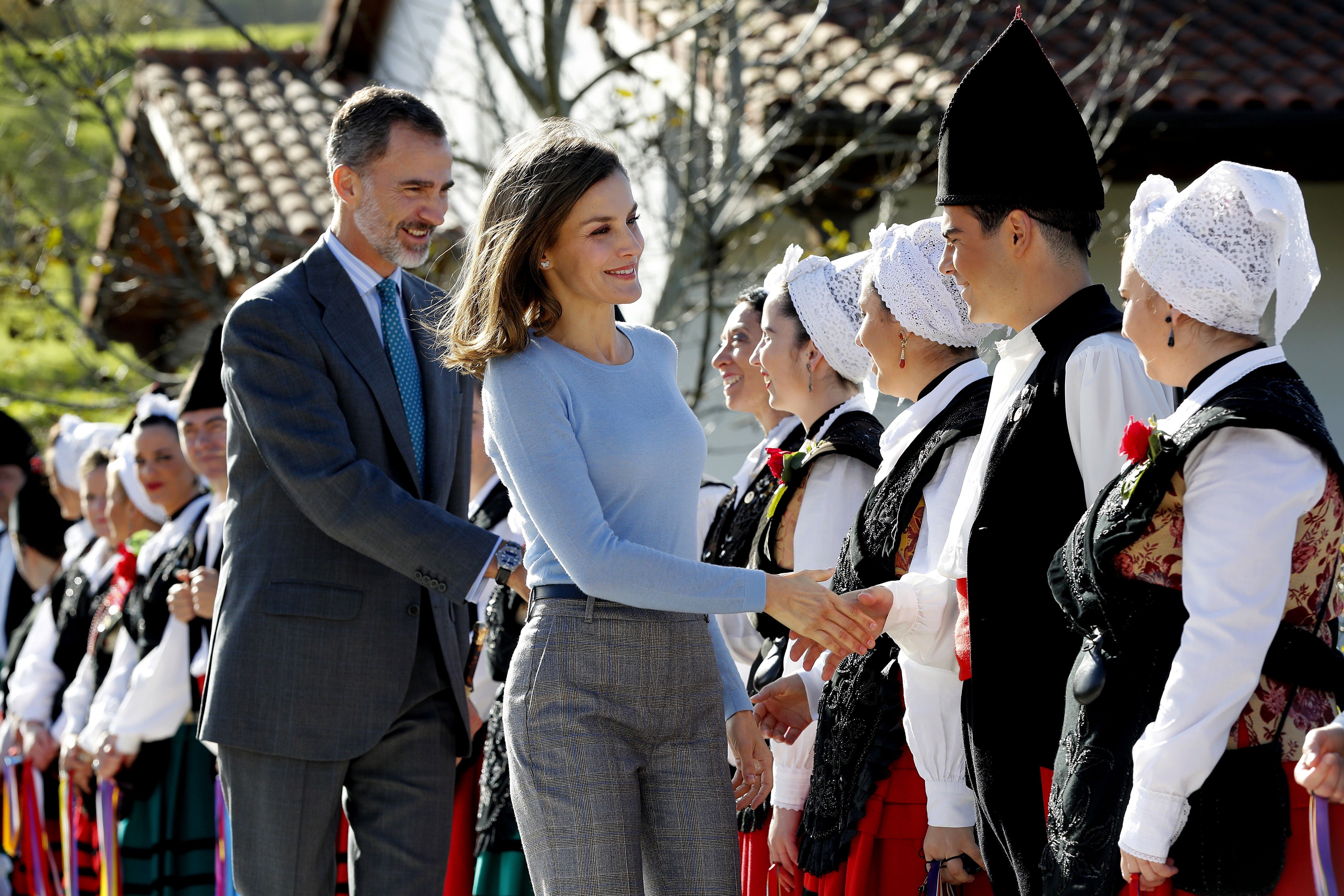 La abuela de Letizia le sorprende escondida entre la multitud