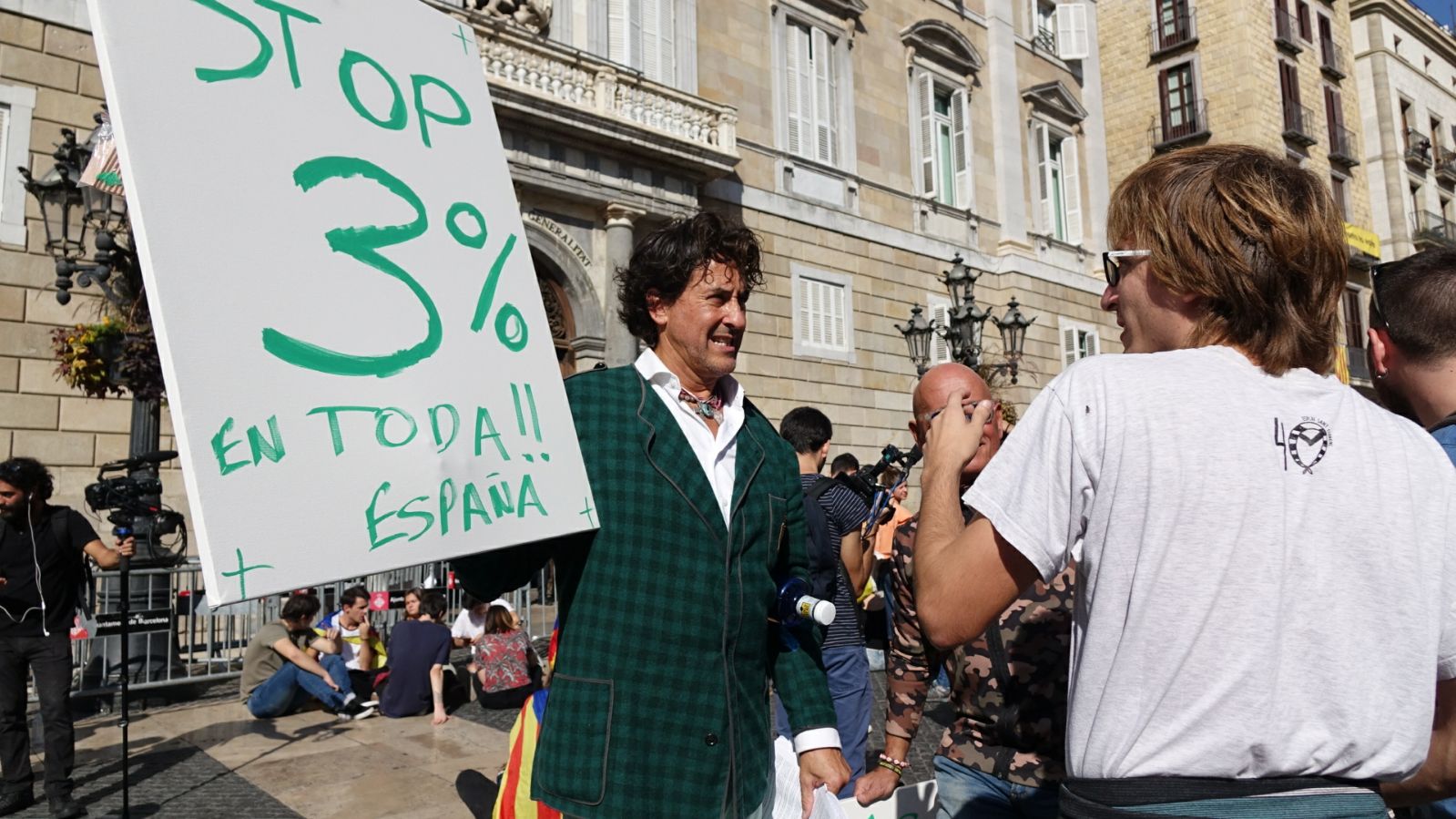 Álvaro de Marichalar monta un show en plena plaza Sant Jaume