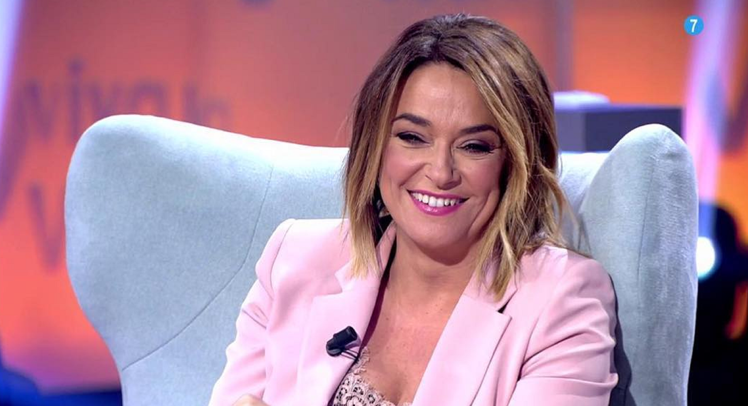 Toñi Moreno quita los pantalones a un invitado