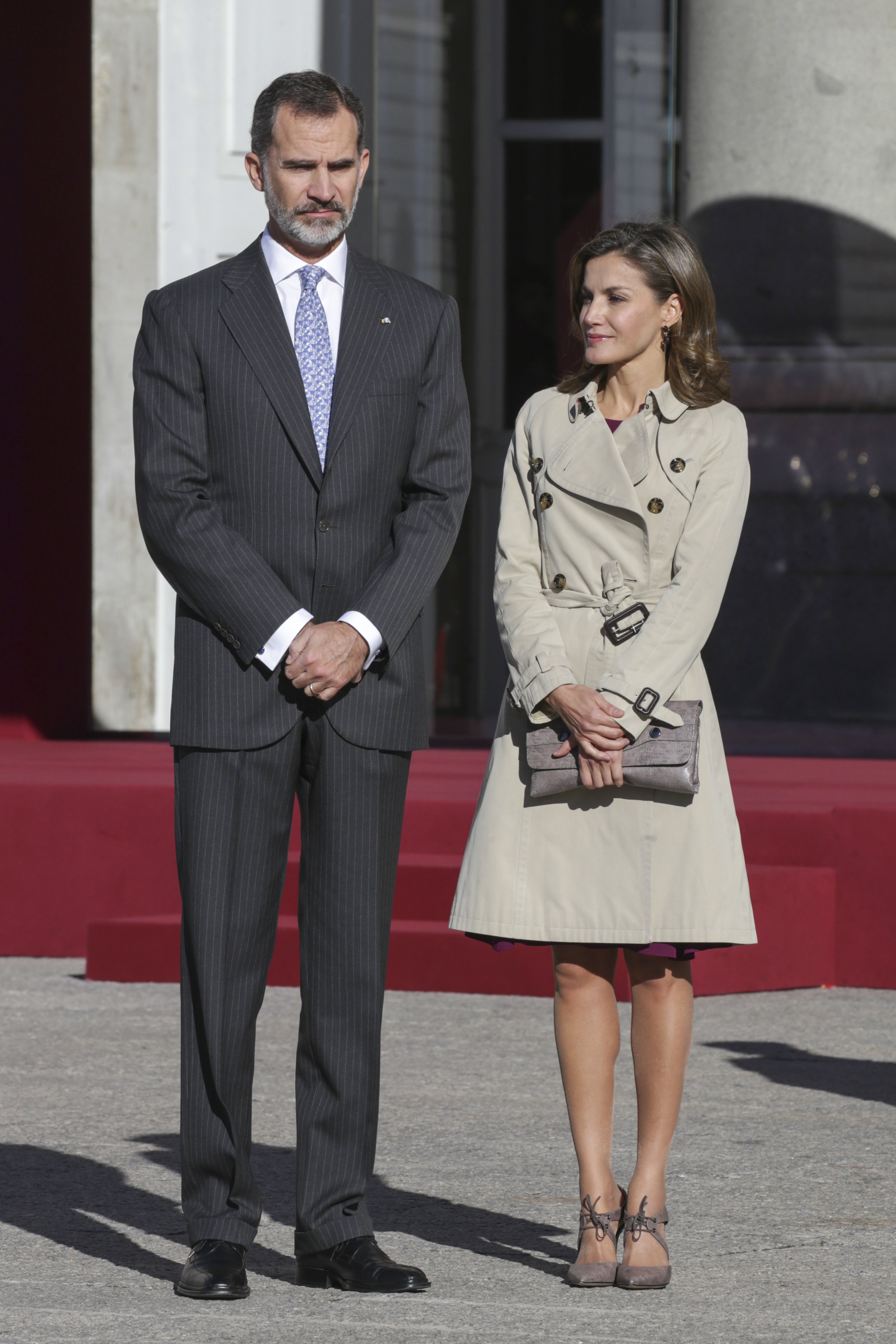 Letizia recibe al presidente de Israel en gabardina y luciendo piernas