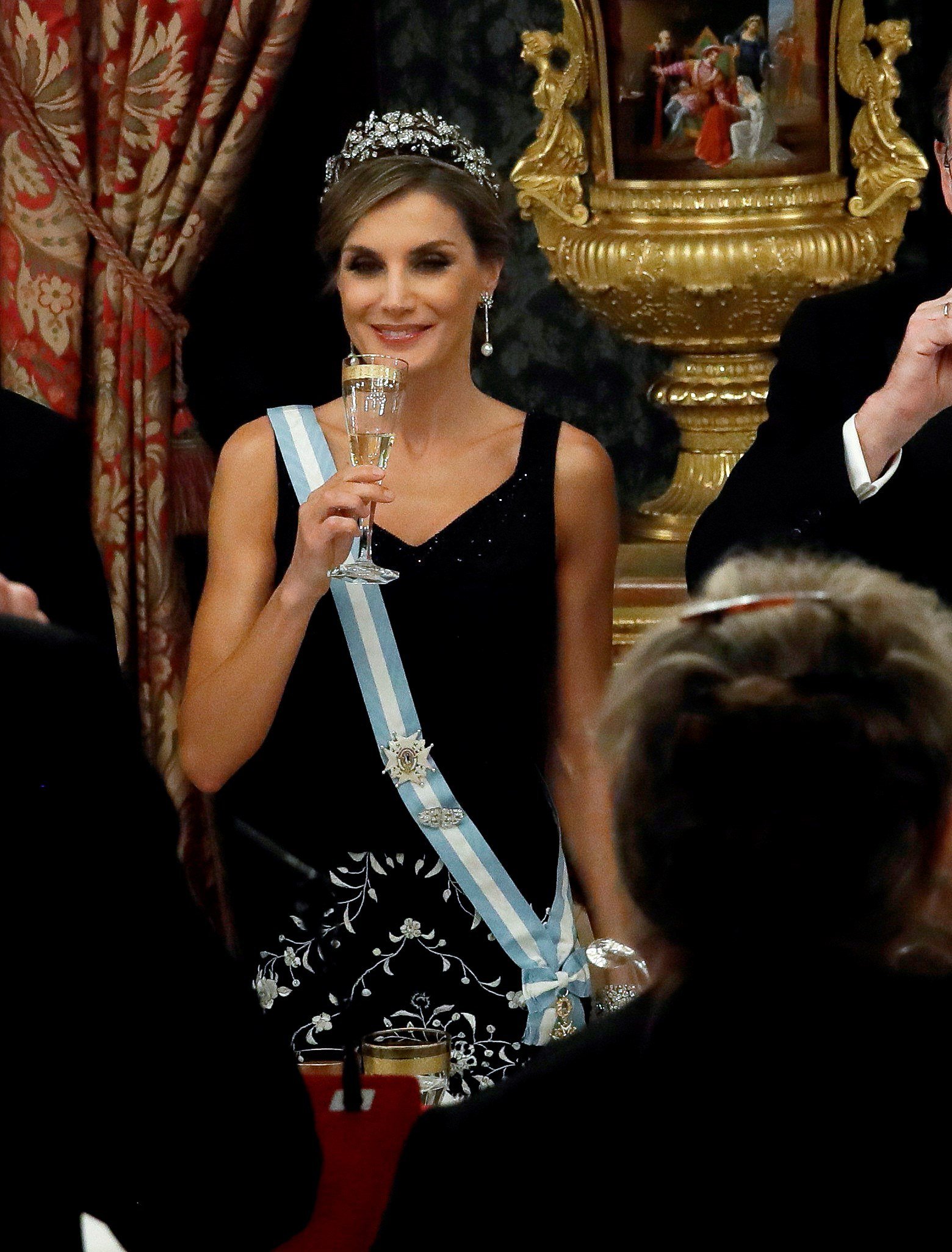 Letizia, muy desinhibida, sorprende bailando en una cena oficial