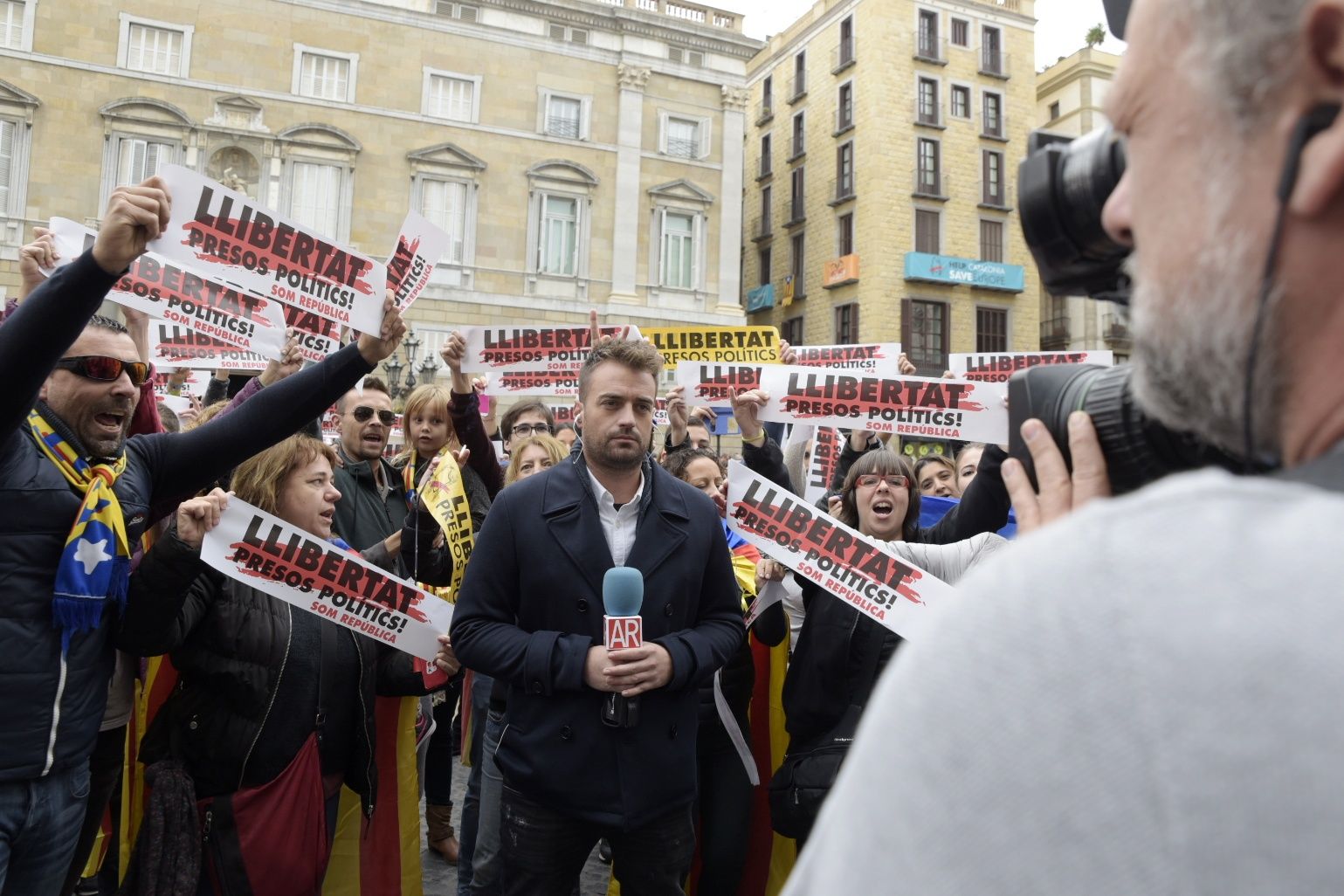 Vaguistes s'encaren a Tele 5 cridant 'Ana Rosa, mentirosa'