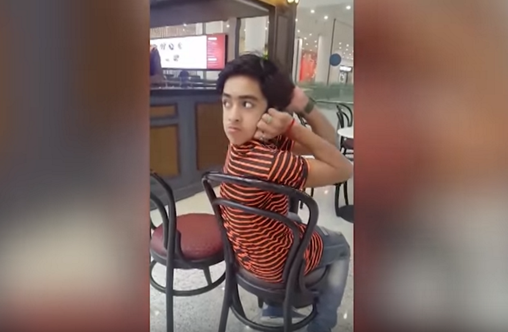 El hombre búho: un chico de 14 años capaz de girar la cabeza 180 grados