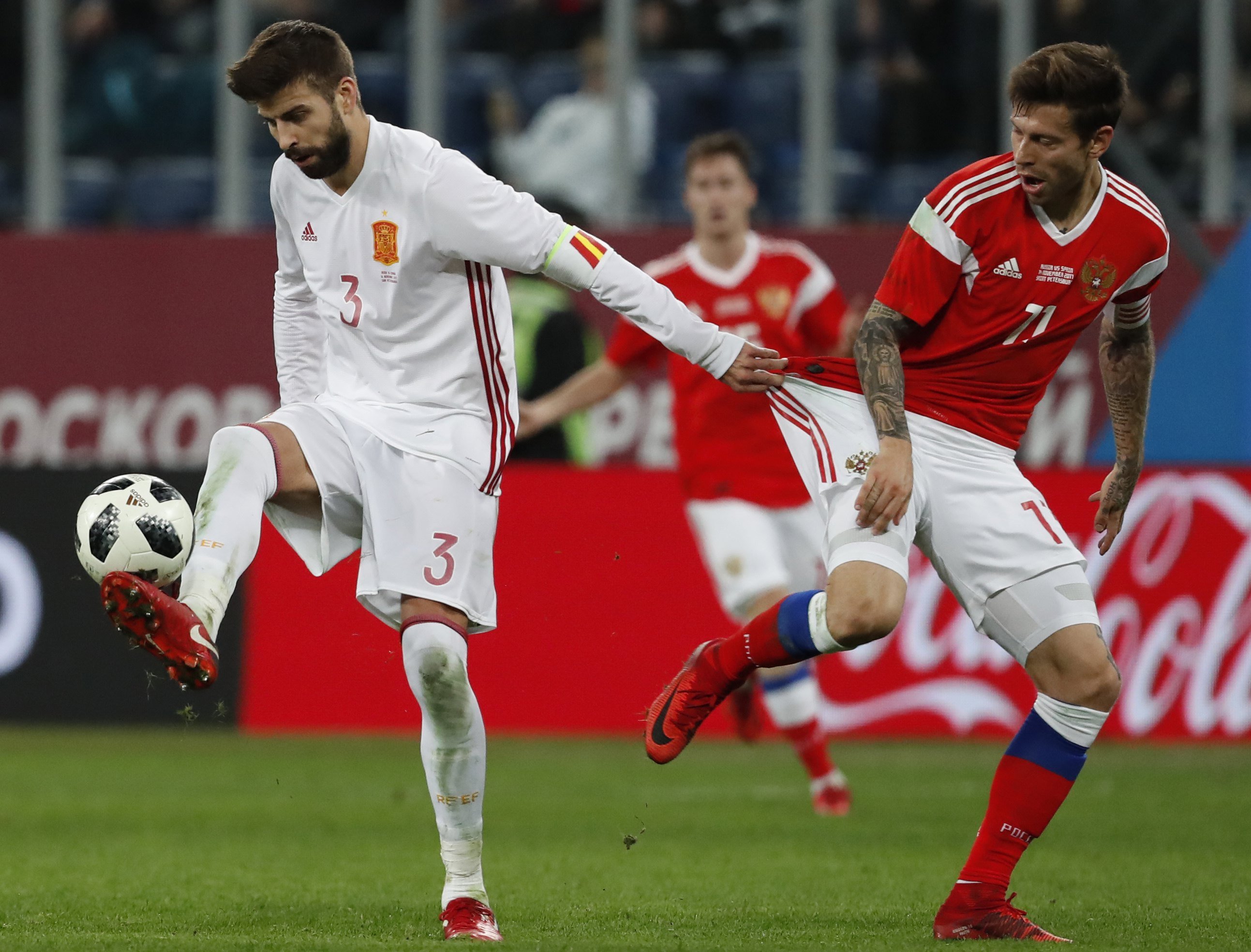 Piqué de blanco y con rojigualda al brazo hunde a la selección en Cataluña